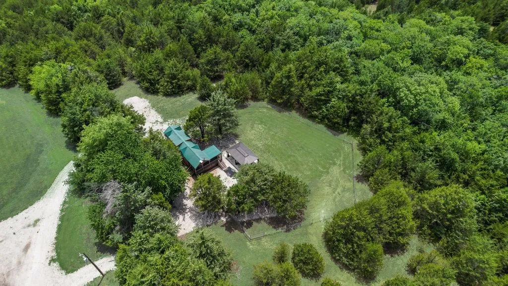 Single Family Residence For Sale in Fannin County , 1070 County Road 3030, Bonham, Texas 75418, 2 Bedroom, 1 Bathroom, Garage spaces, 500 Sqft, built in 2015, mls#21303605, Real Estate Agent in Bonham, Homes For Sale in Fannin county, Homes For Sale in Bonham, Realtor in Bonham Texas, Real Estate Brokerage Independent Realty Texas, Luminita Cordes Realtor