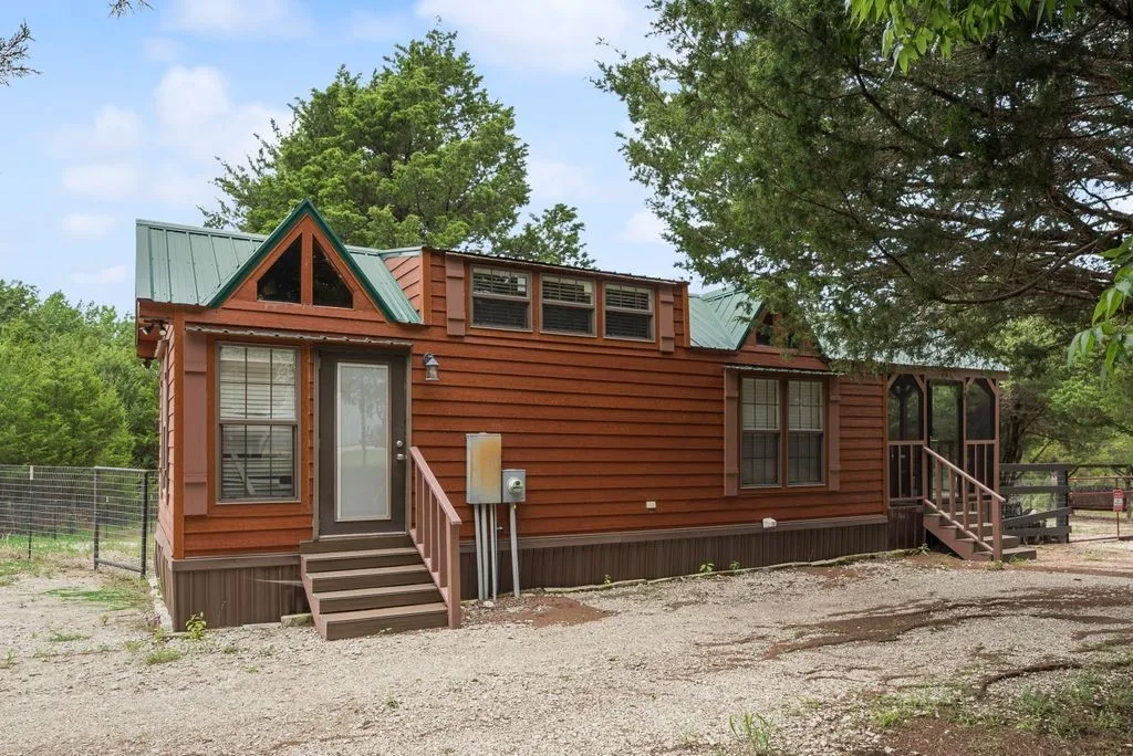 Single Family Residence For Sale in Fannin County , 1070 County Road 3030, Bonham, Texas 75418, 2 Bedroom, 1 Bathroom, Garage spaces, 500 Sqft, built in 2015, mls#21303605, Real Estate Agent in Bonham, Homes For Sale in Fannin county, Homes For Sale in Bonham, Realtor in Bonham Texas, Real Estate Brokerage Independent Realty Texas, Luminita Cordes Realtor