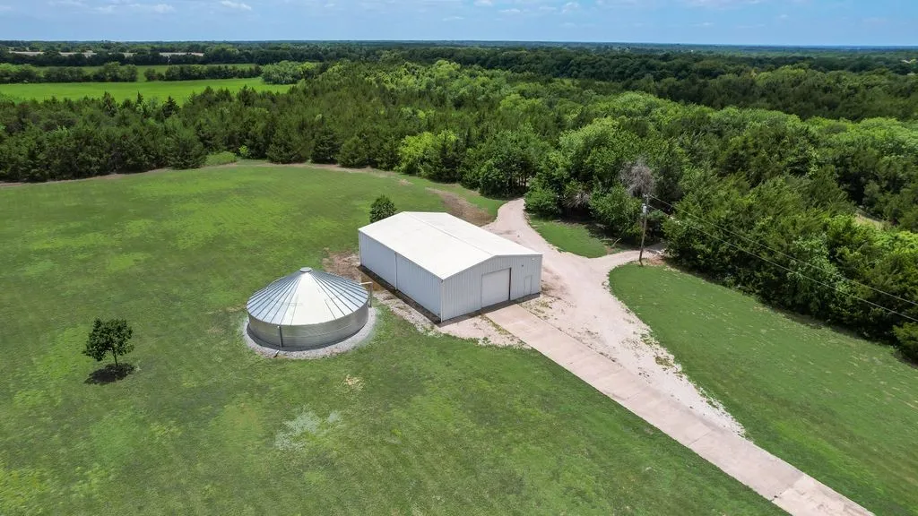 Single Family Residence For Sale in Fannin County , 1070 County Road 3030, Bonham, Texas 75418, 2 Bedroom, 1 Bathroom, Garage spaces, 500 Sqft, built in 2015, mls#21303605, Real Estate Agent in Bonham, Homes For Sale in Fannin county, Homes For Sale in Bonham, Realtor in Bonham Texas, Real Estate Brokerage Independent Realty Texas, Luminita Cordes Realtor