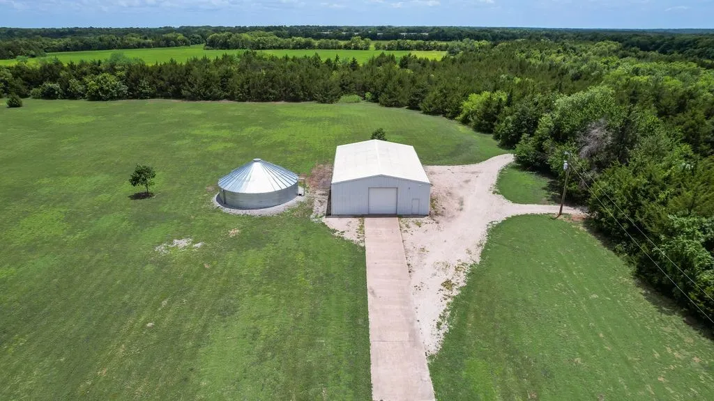Single Family Residence For Sale in Fannin County , 1070 County Road 3030, Bonham, Texas 75418, 2 Bedroom, 1 Bathroom, Garage spaces, 500 Sqft, built in 2015, mls#21303605, Real Estate Agent in Bonham, Homes For Sale in Fannin county, Homes For Sale in Bonham, Realtor in Bonham Texas, Real Estate Brokerage Independent Realty Texas, Luminita Cordes Realtor