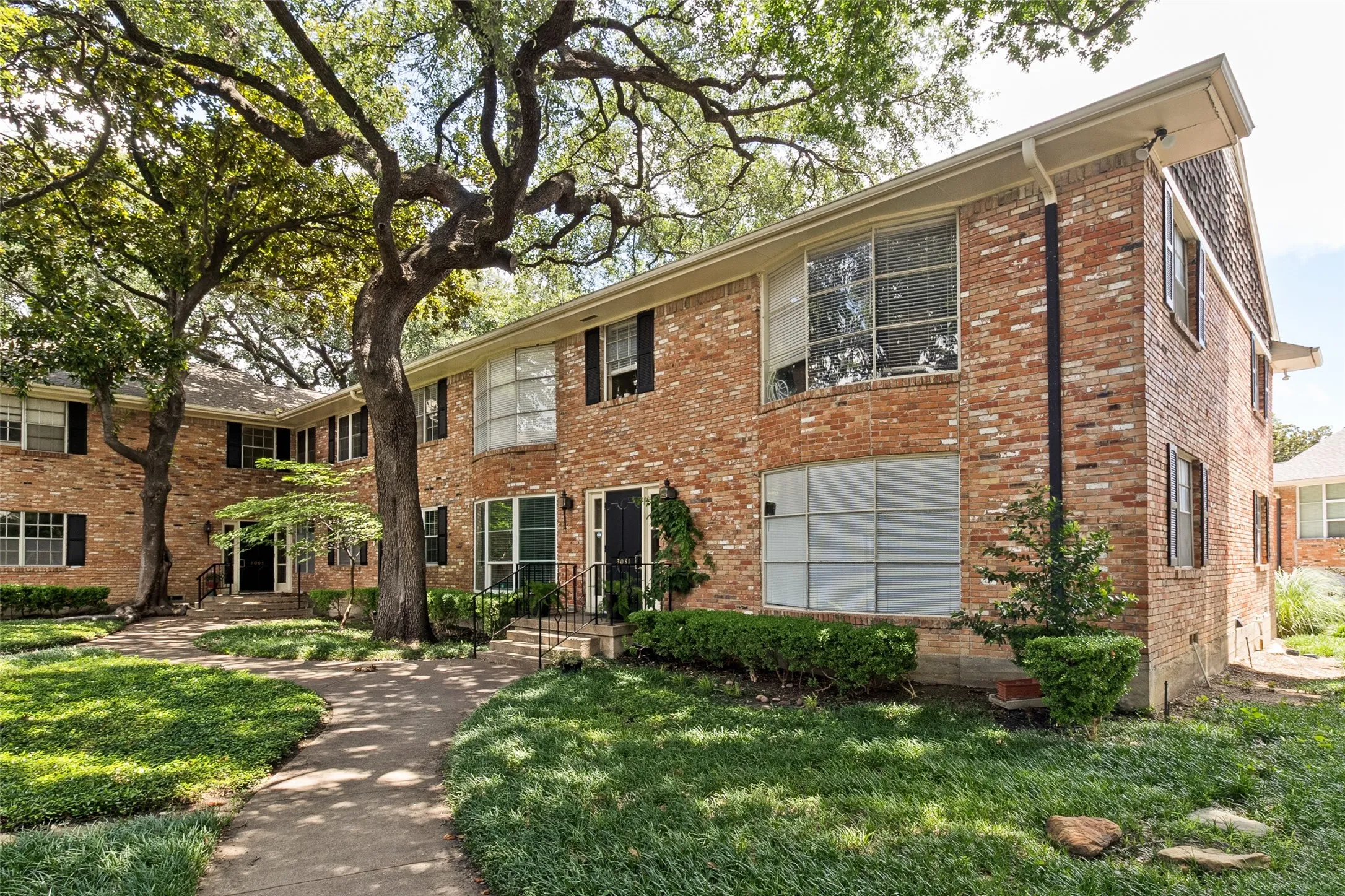 Townhouse For Sale in Dallas County , 3031 Mahanna Springs Drive B, Dallas, Texas 75235, 2 Bedroom, 1 Bathroom, Garage spaces, 899 Sqft, built in 1962, mls#21304205, Real Estate Agent in Dallas, Homes For Sale in Dallas county, Homes For Sale in Dallas, Realtor in Dallas Texas, Real Estate Brokerage Independent Realty Texas, Luminita Cordes Realtor