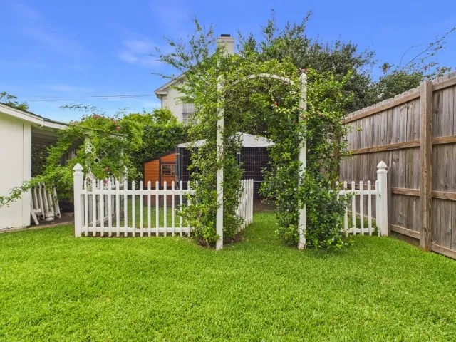 Single Family Residence For Sale in Smith County , 1521 S Chilton Avenue, Tyler, Texas 75701, 3 Bedroom, 3 Bathroom, 2 Garage spaces, 2,651 Sqft, built in 1931, mls#21289717, Real Estate Agent in Tyler, Homes For Sale in Smith county, Homes For Sale in Tyler, Realtor in Tyler Texas, Real Estate Brokerage Independent Realty Texas, Luminita Cordes Realtor