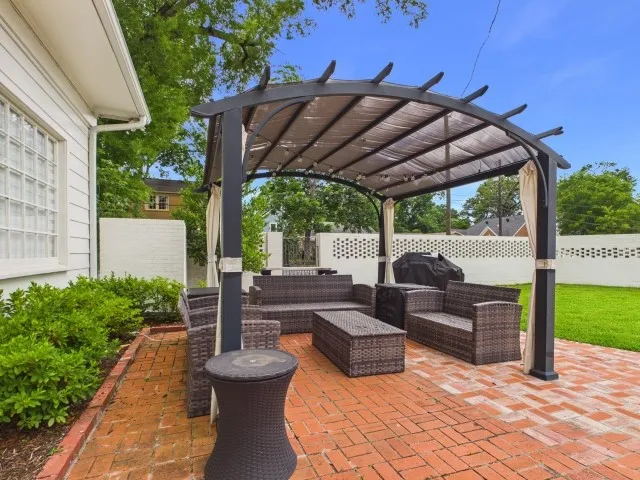 Single Family Residence For Sale in Smith County , 1521 S Chilton Avenue, Tyler, Texas 75701, 3 Bedroom, 3 Bathroom, 2 Garage spaces, 2,651 Sqft, built in 1931, mls#21289717, Real Estate Agent in Tyler, Homes For Sale in Smith county, Homes For Sale in Tyler, Realtor in Tyler Texas, Real Estate Brokerage Independent Realty Texas, Luminita Cordes Realtor
