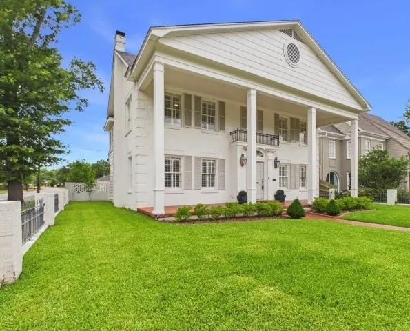 Single Family Residence For Sale in Smith County , 1521 S Chilton Avenue, Tyler, Texas 75701, 3 Bedroom, 3 Bathroom, 2 Garage spaces, 2,651 Sqft, built in 1931, mls#21289717, Real Estate Agent in Tyler, Homes For Sale in Smith county, Homes For Sale in Tyler, Realtor in Tyler Texas, Real Estate Brokerage Independent Realty Texas, Luminita Cordes Realtor