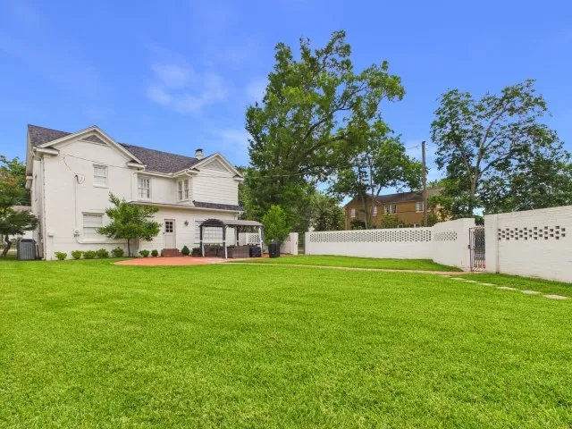 Single Family Residence For Sale in Smith County , 1521 S Chilton Avenue, Tyler, Texas 75701, 3 Bedroom, 3 Bathroom, 2 Garage spaces, 2,651 Sqft, built in 1931, mls#21289717, Real Estate Agent in Tyler, Homes For Sale in Smith county, Homes For Sale in Tyler, Realtor in Tyler Texas, Real Estate Brokerage Independent Realty Texas, Luminita Cordes Realtor