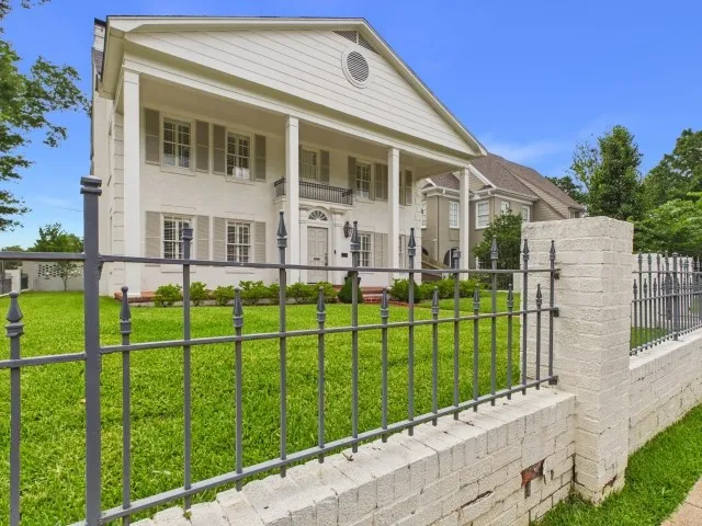 Single Family Residence For Sale in Smith County , 1521 S Chilton Avenue, Tyler, Texas 75701, 3 Bedroom, 3 Bathroom, 2 Garage spaces, 2,651 Sqft, built in 1931, mls#21289717, Real Estate Agent in Tyler, Homes For Sale in Smith county, Homes For Sale in Tyler, Realtor in Tyler Texas, Real Estate Brokerage Independent Realty Texas, Luminita Cordes Realtor