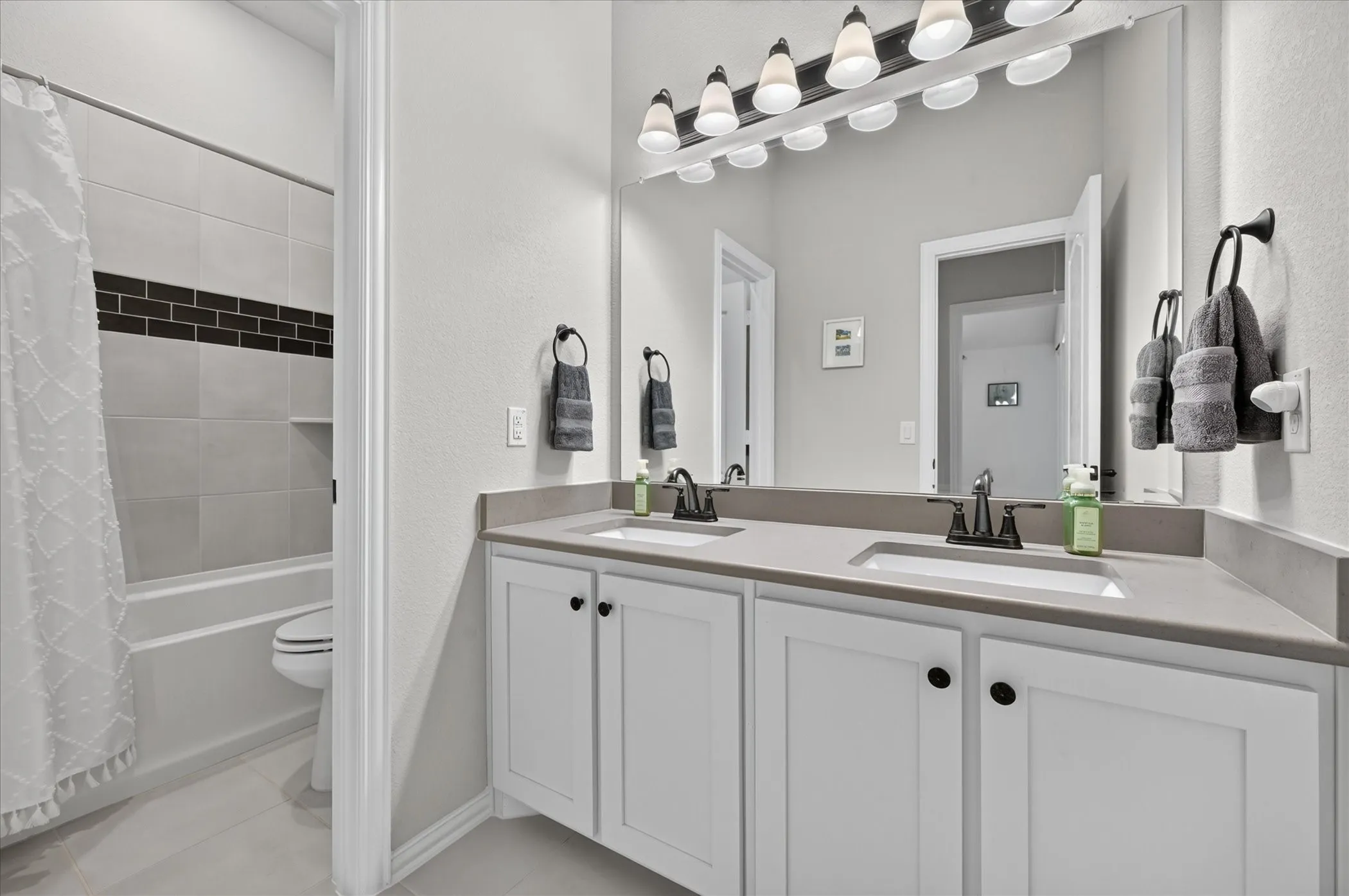 Single Family Residence For Sale in Dallas County , 1943 Silverleaf Drive, Glenn Heights, Texas 75154, 5 Bedroom, 4 Bathroom, 3 Garage spaces, 3,228 Sqft, built in 2021, mls#21304218, Real Estate Agent in Glenn Heights, Homes For Sale in Dallas county, Homes For Sale in Glenn Heights, Realtor in Glenn Heights Texas, Real Estate Brokerage Independent Realty Texas, Luminita Cordes Realtor