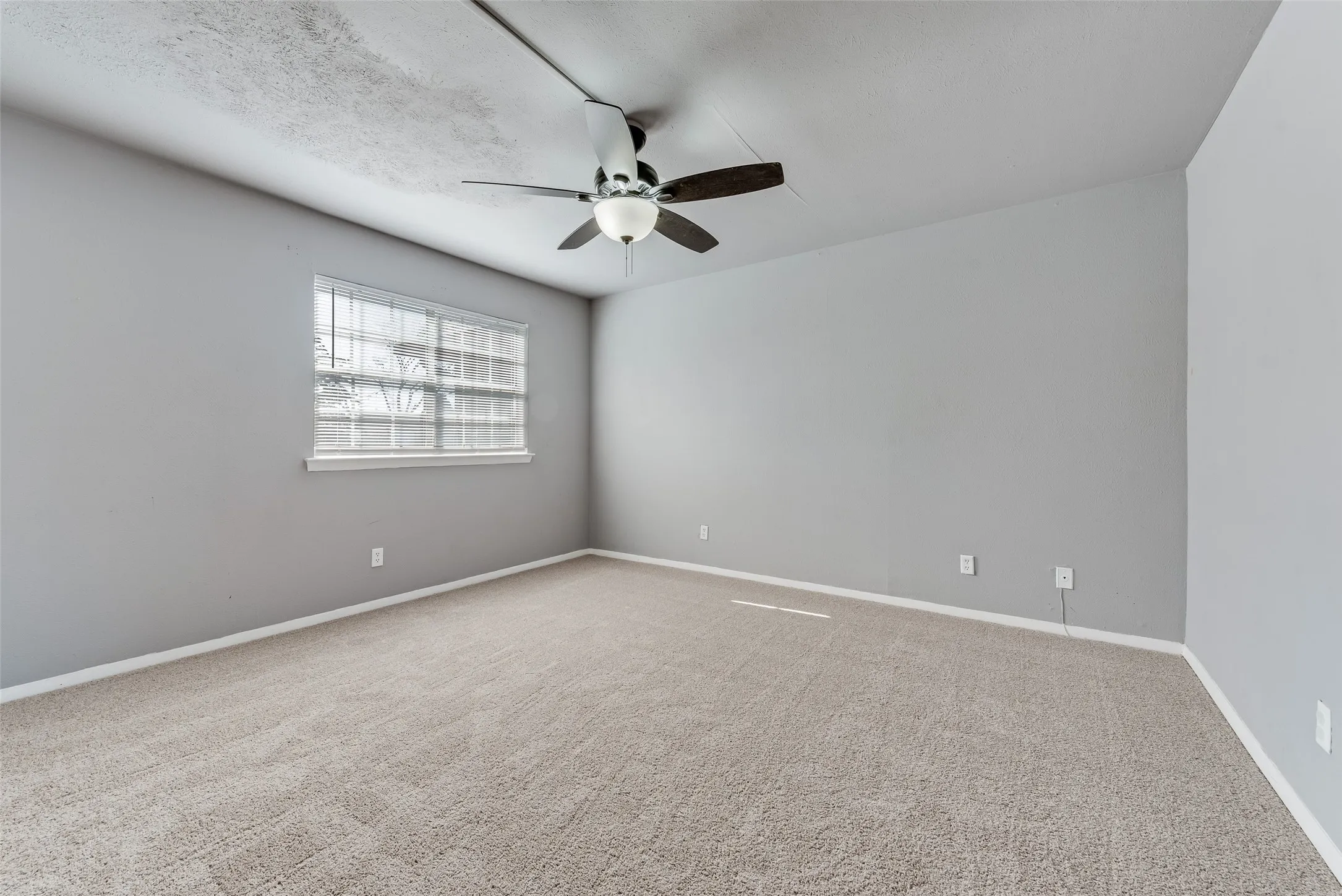 Condominium For Sale in Dallas County , 1809 E Grauwyler Road 130, Irving, Texas 75061, 2 Bedroom, 2 Bathroom, Garage spaces, 1,084 Sqft, built in 1970, mls#21304195, Real Estate Agent in Irving, Homes For Sale in Dallas county, Homes For Sale in Irving, Realtor in Irving Texas, Real Estate Brokerage Independent Realty Texas, Luminita Cordes Realtor