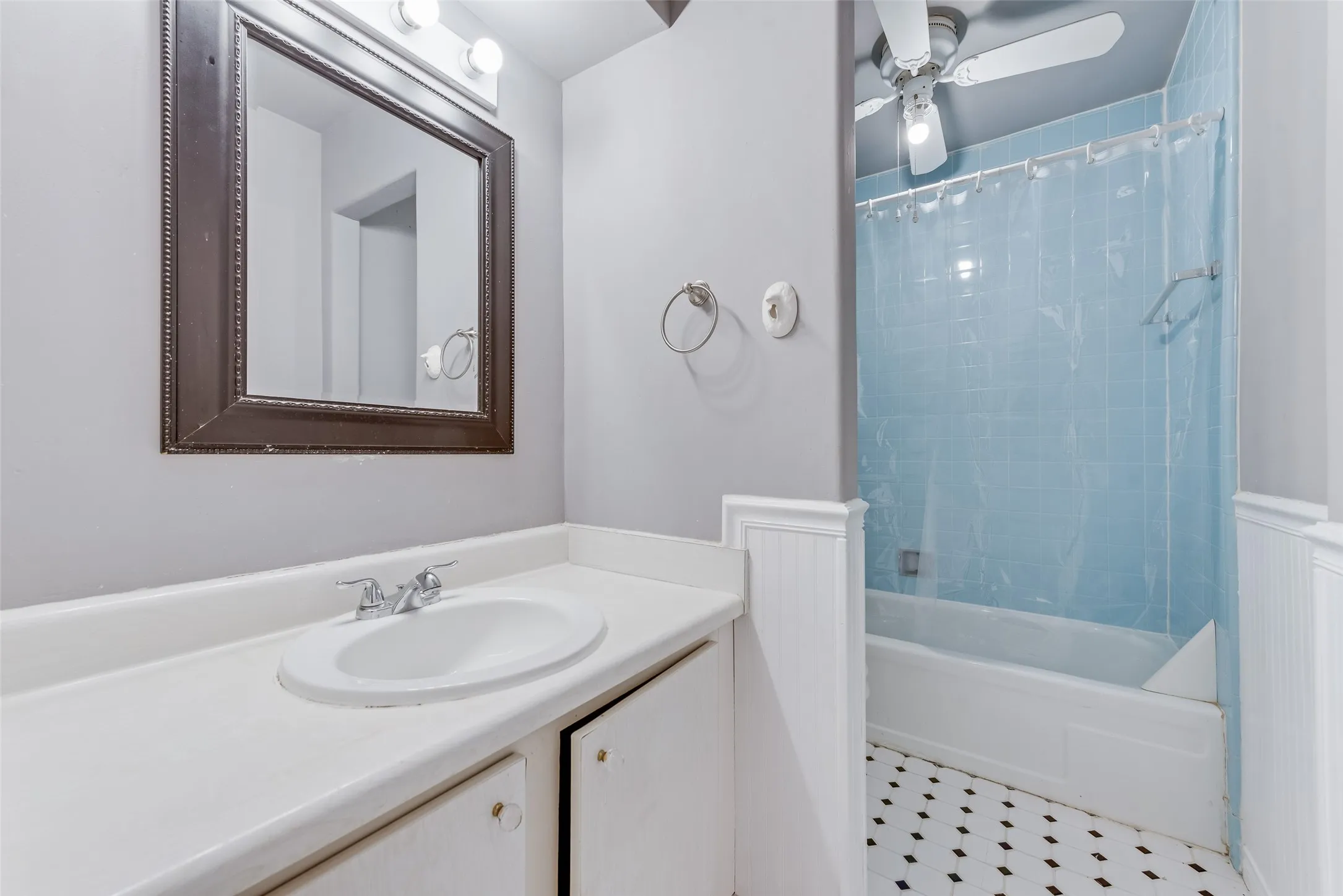 Condominium For Sale in Dallas County , 1809 E Grauwyler Road 130, Irving, Texas 75061, 2 Bedroom, 2 Bathroom, Garage spaces, 1,084 Sqft, built in 1970, mls#21304195, Real Estate Agent in Irving, Homes For Sale in Dallas county, Homes For Sale in Irving, Realtor in Irving Texas, Real Estate Brokerage Independent Realty Texas, Luminita Cordes Realtor