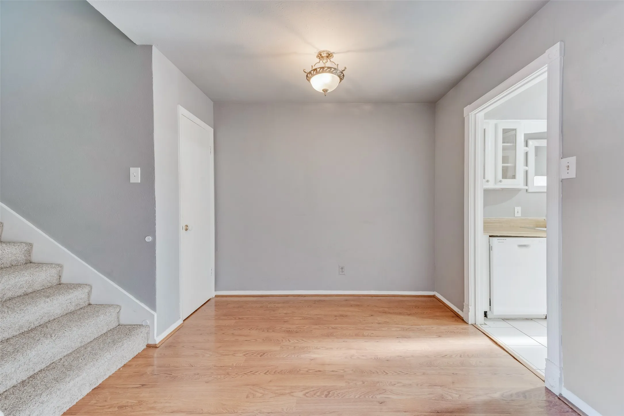 Condominium For Sale in Dallas County , 1809 E Grauwyler Road 130, Irving, Texas 75061, 2 Bedroom, 2 Bathroom, Garage spaces, 1,084 Sqft, built in 1970, mls#21304195, Real Estate Agent in Irving, Homes For Sale in Dallas county, Homes For Sale in Irving, Realtor in Irving Texas, Real Estate Brokerage Independent Realty Texas, Luminita Cordes Realtor