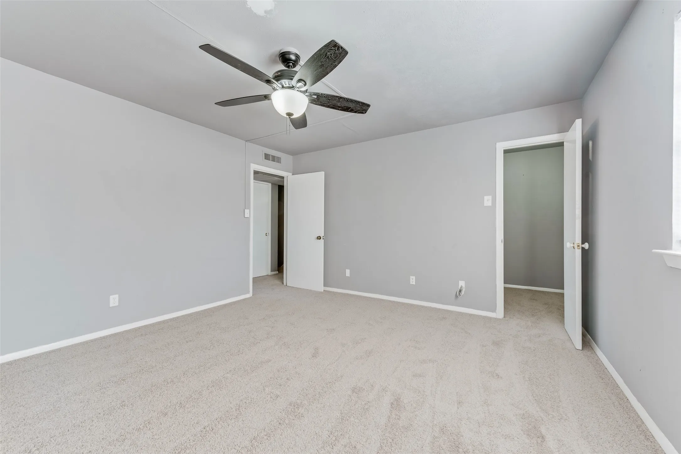 Condominium For Sale in Dallas County , 1809 E Grauwyler Road 130, Irving, Texas 75061, 2 Bedroom, 2 Bathroom, Garage spaces, 1,084 Sqft, built in 1970, mls#21304195, Real Estate Agent in Irving, Homes For Sale in Dallas county, Homes For Sale in Irving, Realtor in Irving Texas, Real Estate Brokerage Independent Realty Texas, Luminita Cordes Realtor