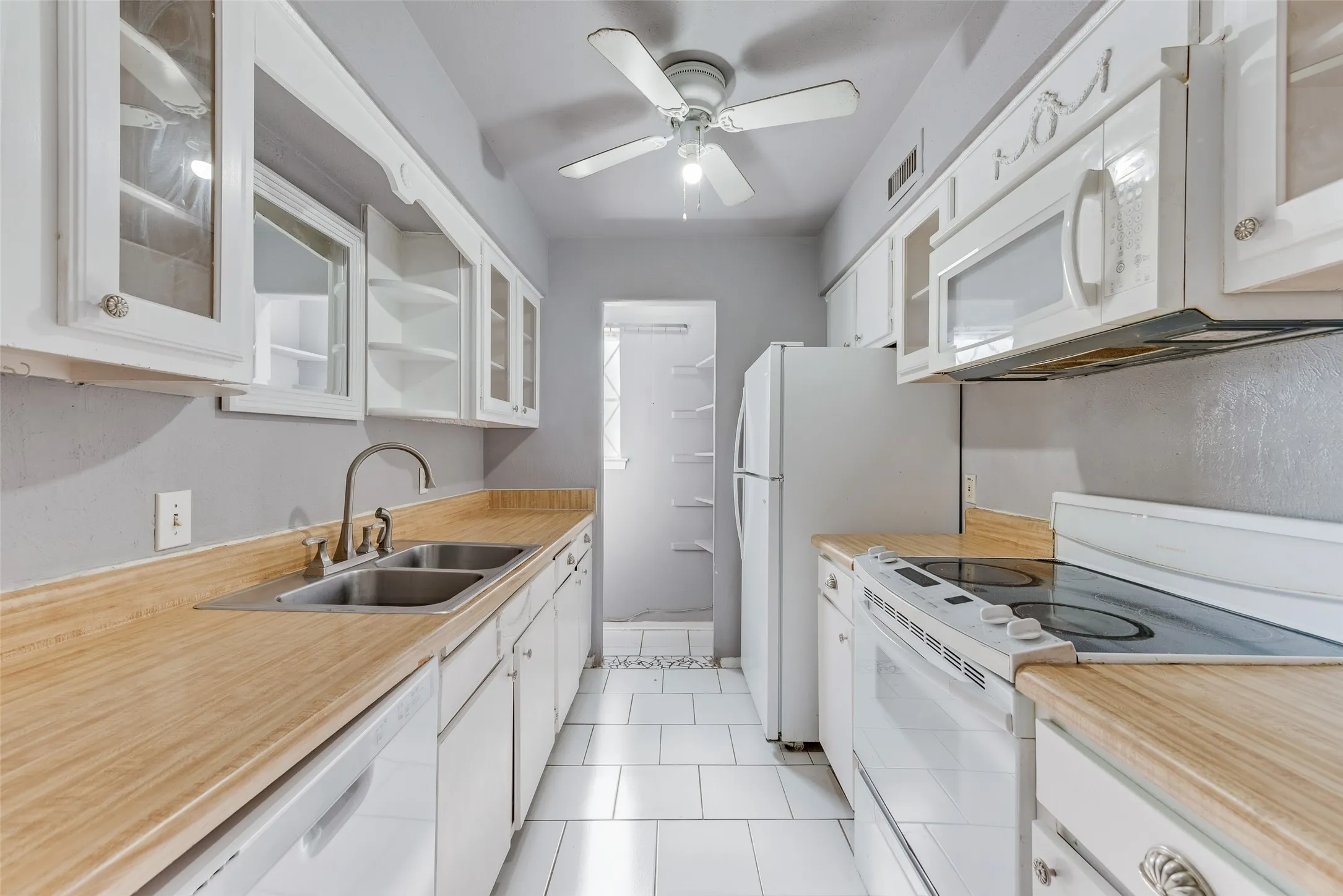 Condominium For Sale in Dallas County , 1809 E Grauwyler Road 130, Irving, Texas 75061, 2 Bedroom, 2 Bathroom, Garage spaces, 1,084 Sqft, built in 1970, mls#21304195, Real Estate Agent in Irving, Homes For Sale in Dallas county, Homes For Sale in Irving, Realtor in Irving Texas, Real Estate Brokerage Independent Realty Texas, Luminita Cordes Realtor