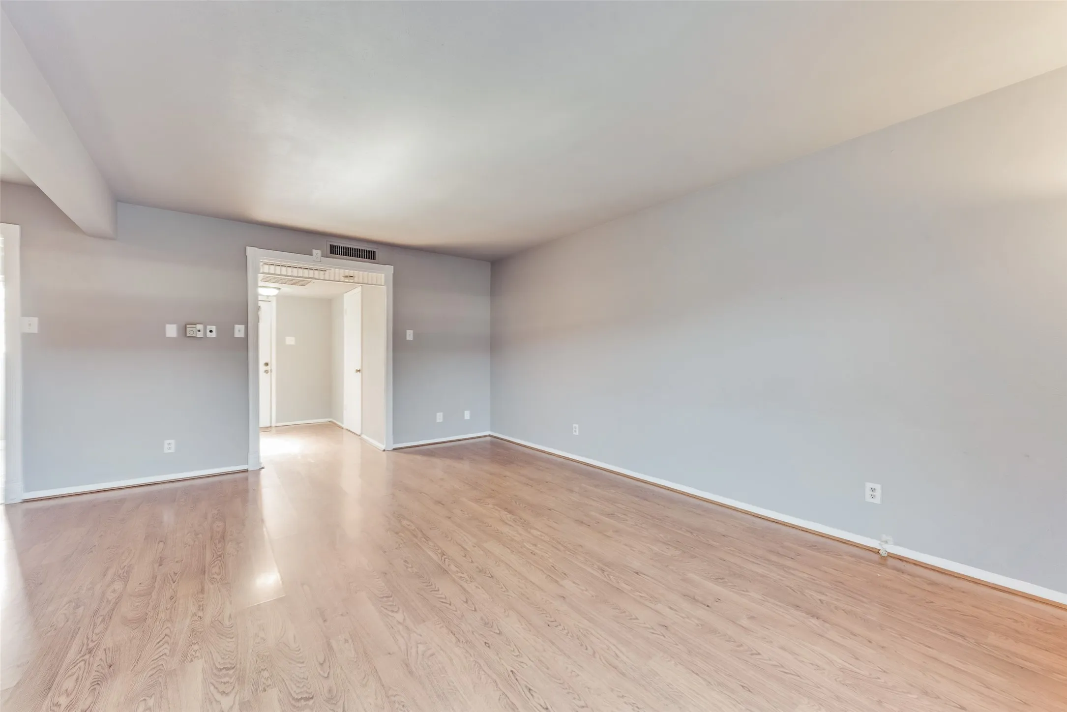 Condominium For Sale in Dallas County , 1809 E Grauwyler Road 130, Irving, Texas 75061, 2 Bedroom, 2 Bathroom, Garage spaces, 1,084 Sqft, built in 1970, mls#21304195, Real Estate Agent in Irving, Homes For Sale in Dallas county, Homes For Sale in Irving, Realtor in Irving Texas, Real Estate Brokerage Independent Realty Texas, Luminita Cordes Realtor