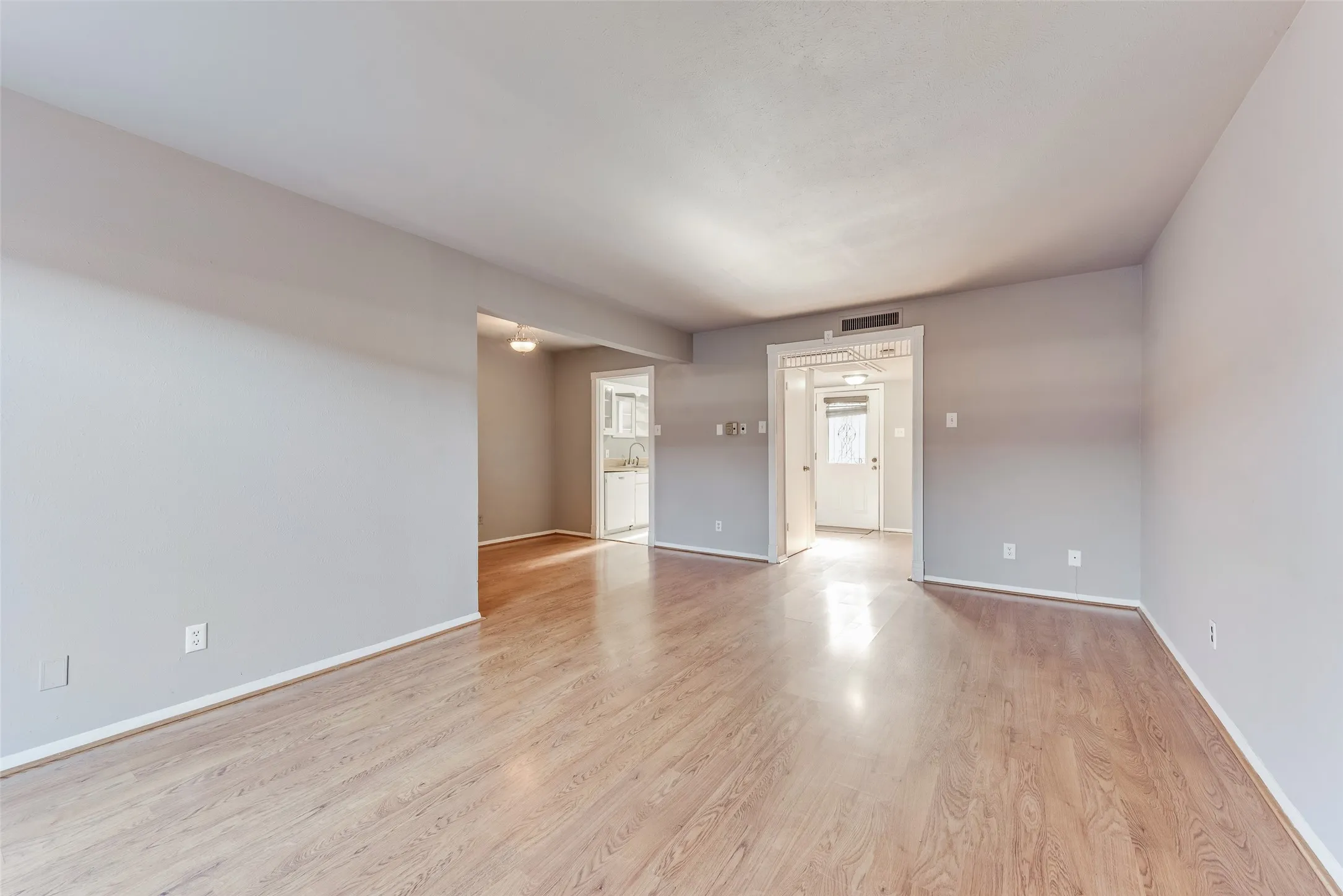 Condominium For Sale in Dallas County , 1809 E Grauwyler Road 130, Irving, Texas 75061, 2 Bedroom, 2 Bathroom, Garage spaces, 1,084 Sqft, built in 1970, mls#21304195, Real Estate Agent in Irving, Homes For Sale in Dallas county, Homes For Sale in Irving, Realtor in Irving Texas, Real Estate Brokerage Independent Realty Texas, Luminita Cordes Realtor