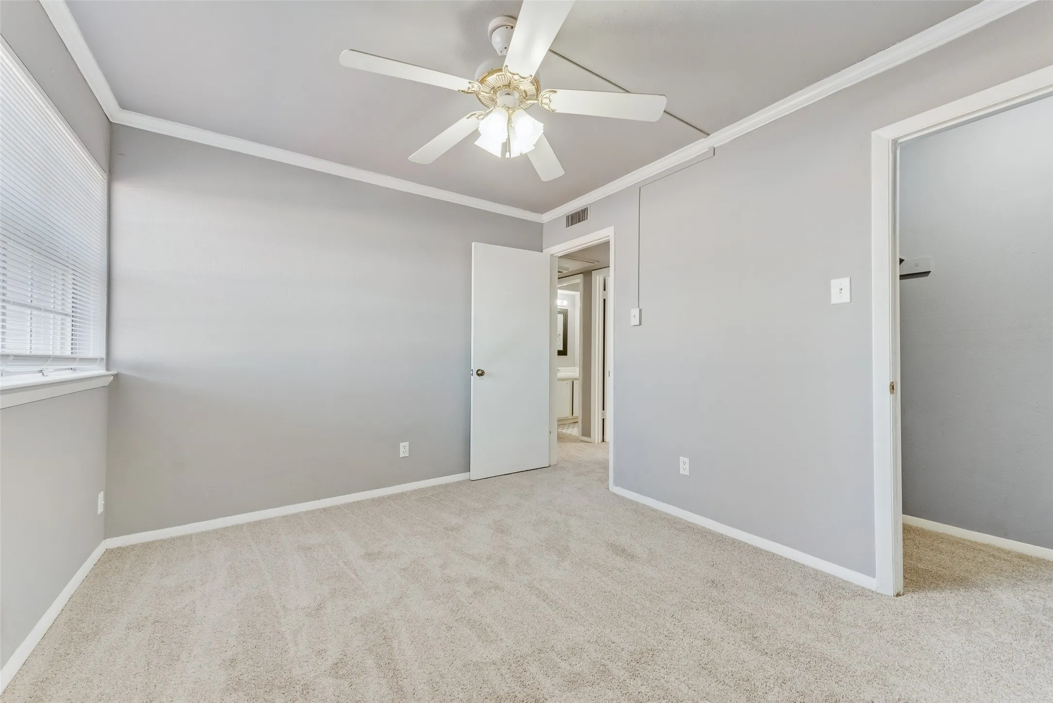 Condominium For Sale in Dallas County , 1809 E Grauwyler Road 130, Irving, Texas 75061, 2 Bedroom, 2 Bathroom, Garage spaces, 1,084 Sqft, built in 1970, mls#21304195, Real Estate Agent in Irving, Homes For Sale in Dallas county, Homes For Sale in Irving, Realtor in Irving Texas, Real Estate Brokerage Independent Realty Texas, Luminita Cordes Realtor
