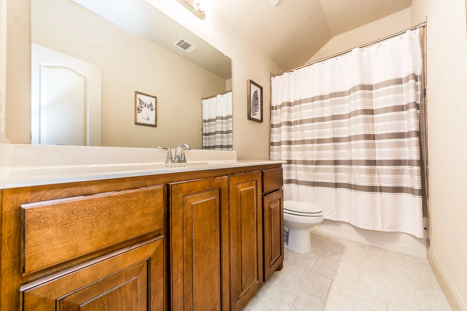 Townhouse For Rent in Collin County , 5722 Kate Avenue, Plano, Texas 75024, 3 Bedroom, 4 Bathroom, 2 Garage spaces, 2,039 Sqft, built in 2012, mls#21304221, Real Estate Agent in Plano, Homes For Rent in Collin county, Homes For Rent in Plano, Realtor in Plano Texas, Real Estate Brokerage Independent Realty Texas, Luminita Cordes Realtor