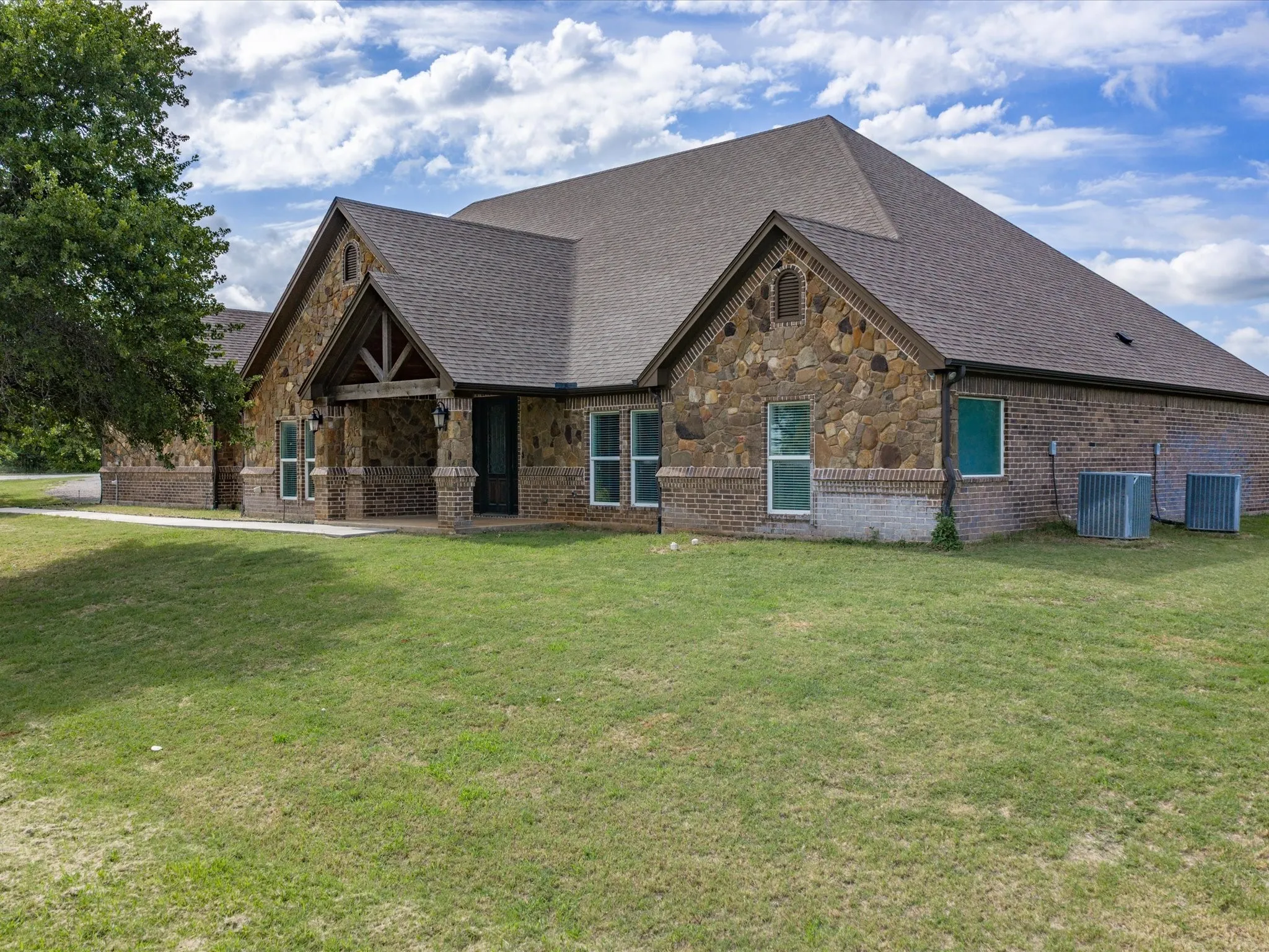 Single Family Residence For Sale in Wise County , 910 County Road 1111, Decatur, Texas 76234, 3 Bedroom, 4 Bathroom, 3 Garage spaces, 4,180 Sqft, built in 2015, mls#21303921, Real Estate Agent in Decatur, Homes For Sale in Wise county, Homes For Sale in Decatur, Realtor in Decatur Texas, Real Estate Brokerage Independent Realty Texas, Luminita Cordes Realtor