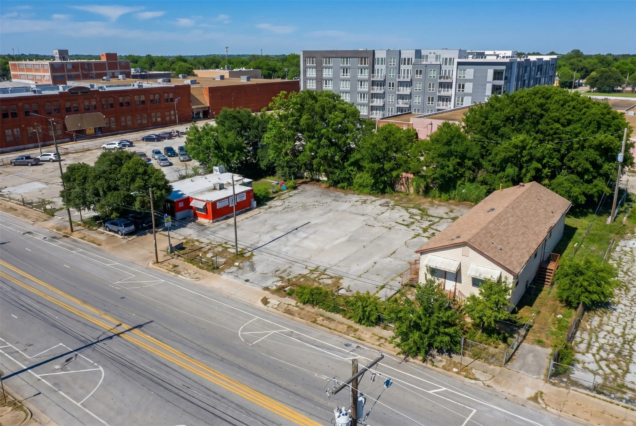 Business For Sale in Tarrant County , 315 Hemphill Street, Fort Worth, Texas 76104, 0, 0, Garage spaces, 2,480 Sqft, built in 1949, mls#21304275, Real Estate Agent in Fort Worth, Homes For Sale in Tarrant county, Homes For Sale in Fort Worth, Realtor in Fort Worth Texas, Real Estate Brokerage Independent Realty Texas, Luminita Cordes Realtor