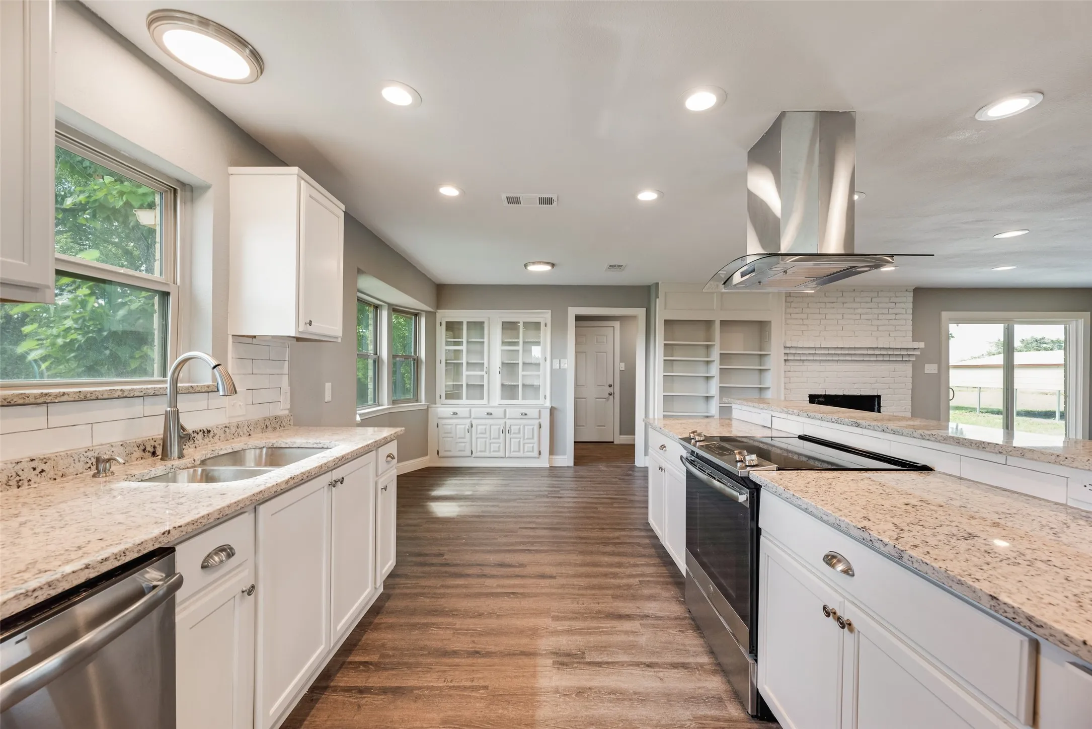 Single Family Residence For Sale in Hunt County , 302 County Road 3320, Greenville, Texas 75402, 3 Bedroom, 2 Bathroom, 2 Garage spaces, 1,670 Sqft, built in 1983, mls#21304279, Real Estate Agent in Greenville, Homes For Sale in Hunt county, Homes For Sale in Greenville, Realtor in Greenville Texas, Real Estate Brokerage Independent Realty Texas, Luminita Cordes Realtor