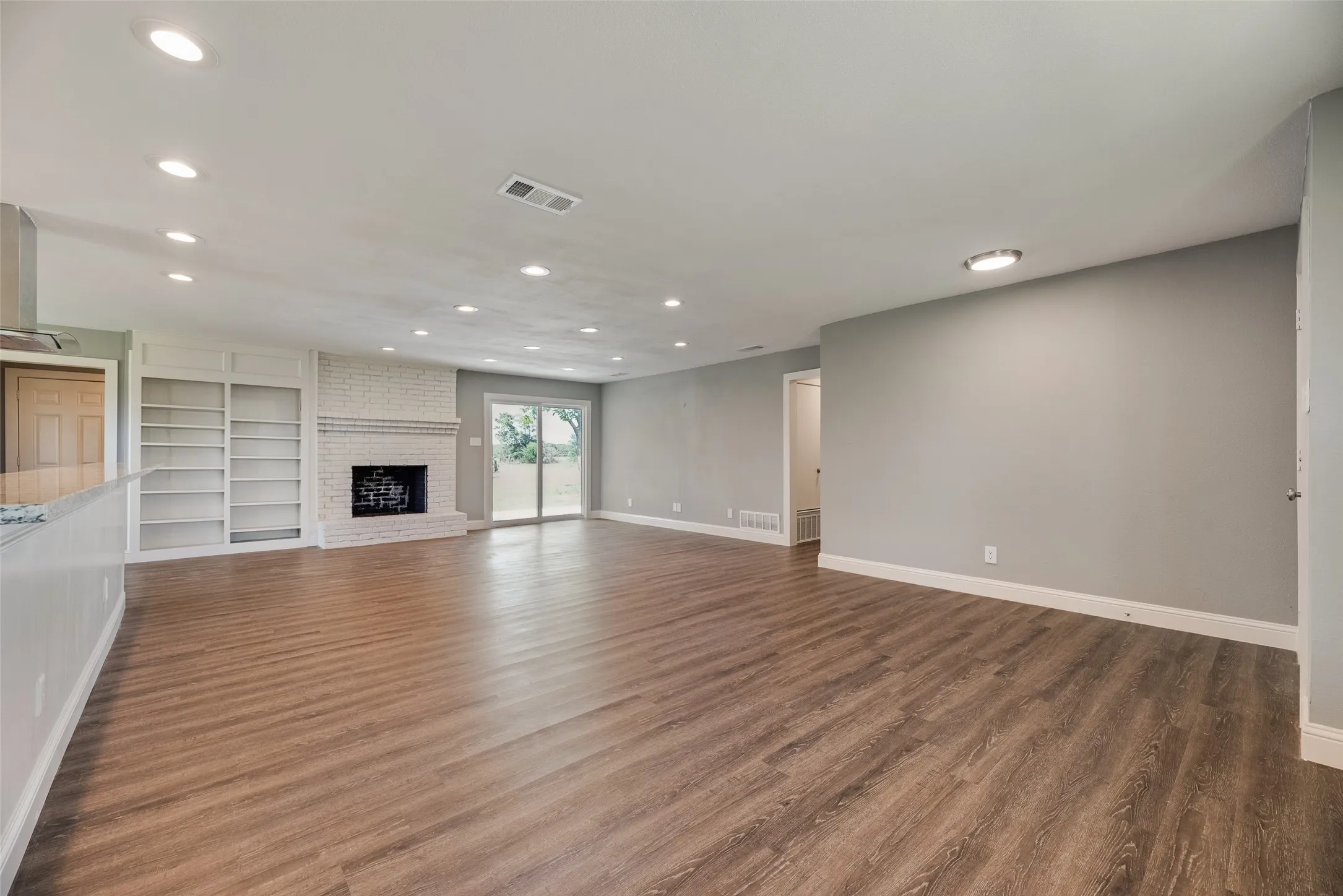Single Family Residence For Sale in Hunt County , 302 County Road 3320, Greenville, Texas 75402, 3 Bedroom, 2 Bathroom, 2 Garage spaces, 1,670 Sqft, built in 1983, mls#21304279, Real Estate Agent in Greenville, Homes For Sale in Hunt county, Homes For Sale in Greenville, Realtor in Greenville Texas, Real Estate Brokerage Independent Realty Texas, Luminita Cordes Realtor