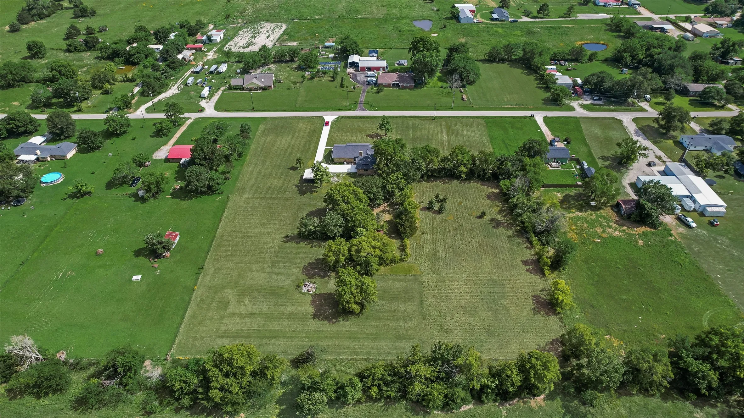Single Family Residence For Sale in Hunt County , 302 County Road 3320, Greenville, Texas 75402, 3 Bedroom, 2 Bathroom, 2 Garage spaces, 1,670 Sqft, built in 1983, mls#21304279, Real Estate Agent in Greenville, Homes For Sale in Hunt county, Homes For Sale in Greenville, Realtor in Greenville Texas, Real Estate Brokerage Independent Realty Texas, Luminita Cordes Realtor