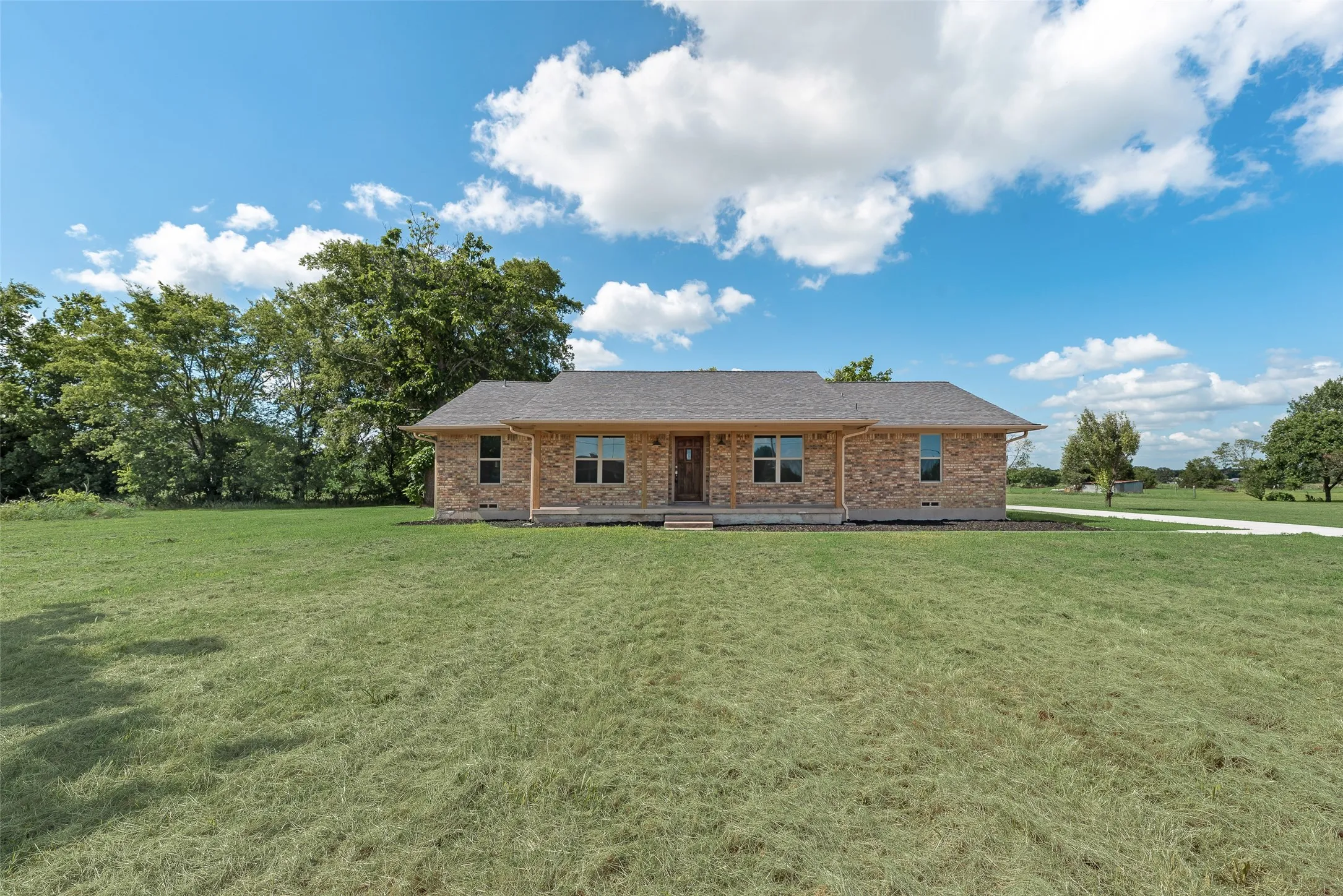 Single Family Residence For Sale in Hunt County , 302 County Road 3320, Greenville, Texas 75402, 3 Bedroom, 2 Bathroom, 2 Garage spaces, 1,670 Sqft, built in 1983, mls#21304279, Real Estate Agent in Greenville, Homes For Sale in Hunt county, Homes For Sale in Greenville, Realtor in Greenville Texas, Real Estate Brokerage Independent Realty Texas, Luminita Cordes Realtor