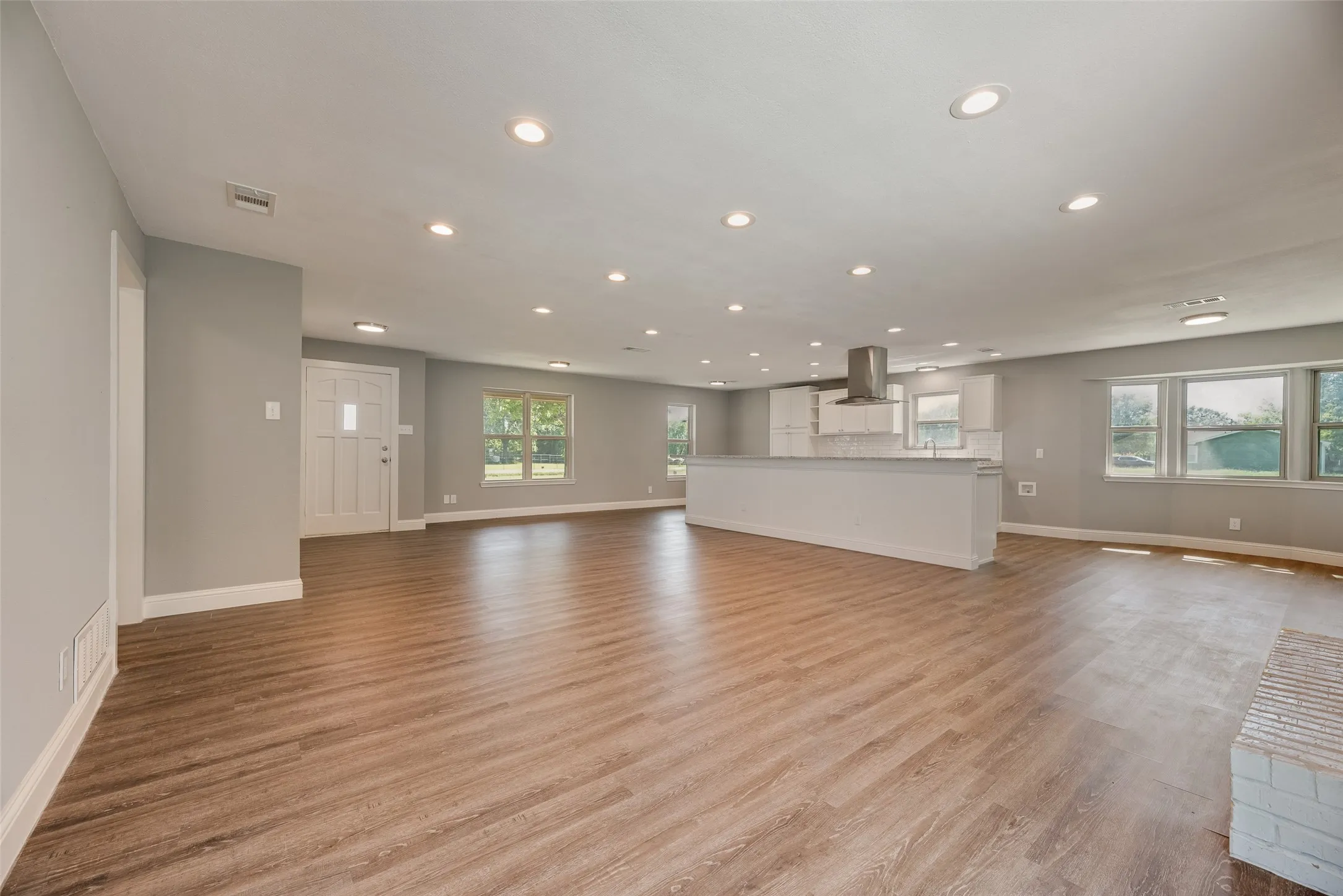 Single Family Residence For Sale in Hunt County , 302 County Road 3320, Greenville, Texas 75402, 3 Bedroom, 2 Bathroom, 2 Garage spaces, 1,670 Sqft, built in 1983, mls#21304279, Real Estate Agent in Greenville, Homes For Sale in Hunt county, Homes For Sale in Greenville, Realtor in Greenville Texas, Real Estate Brokerage Independent Realty Texas, Luminita Cordes Realtor