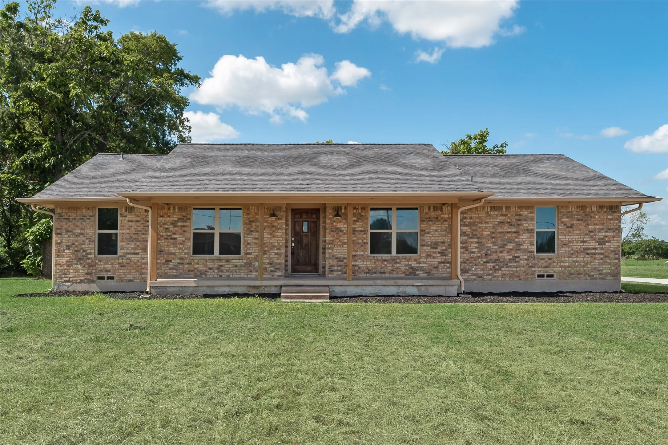 Single Family Residence For Sale in Hunt County , 302 County Road 3320, Greenville, Texas 75402, 3 Bedroom, 2 Bathroom, 2 Garage spaces, 1,670 Sqft, built in 1983, mls#21304279, Real Estate Agent in Greenville, Homes For Sale in Hunt county, Homes For Sale in Greenville, Realtor in Greenville Texas, Real Estate Brokerage Independent Realty Texas, Luminita Cordes Realtor