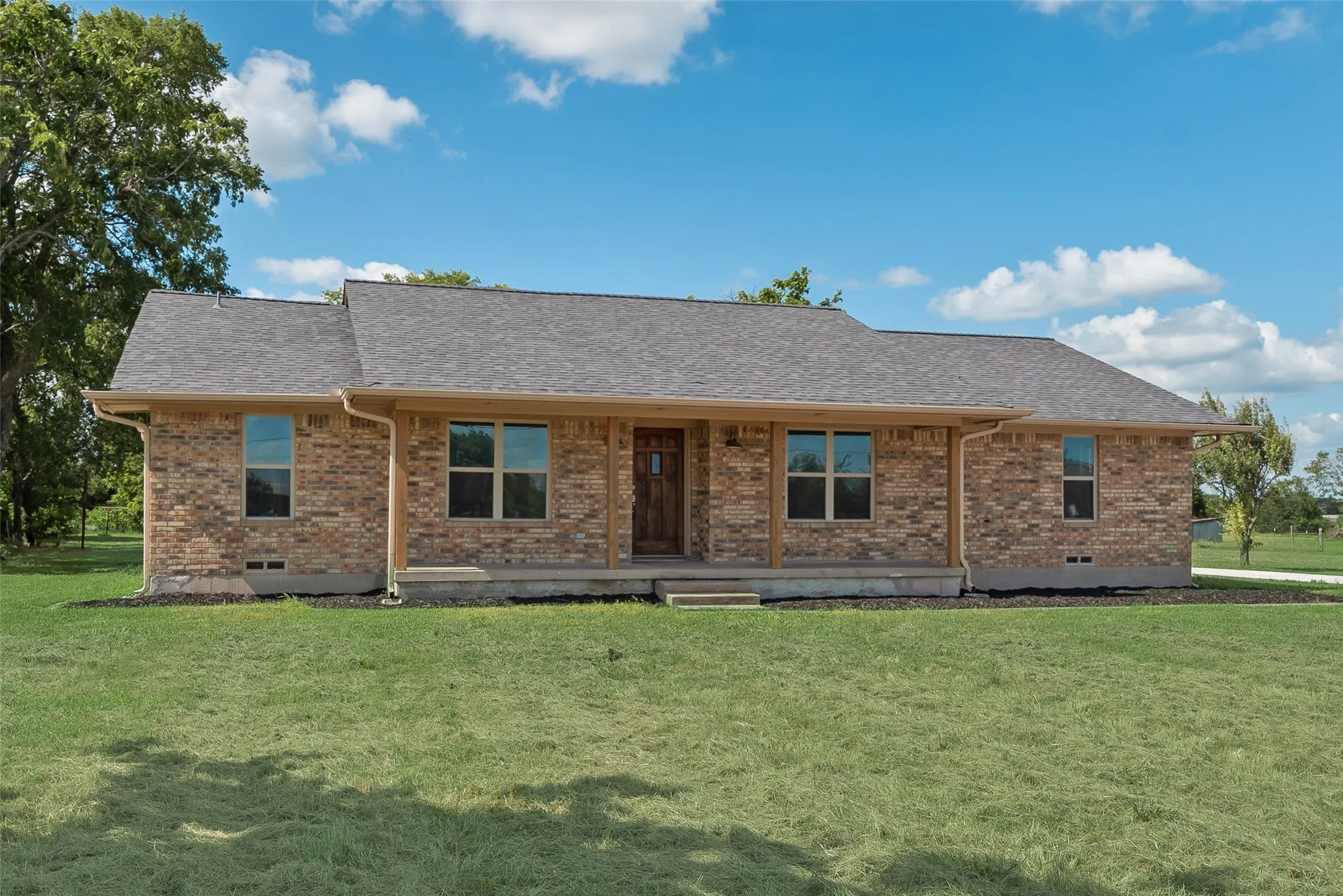 Single Family Residence For Sale in Hunt County , 302 County Road 3320, Greenville, Texas 75402, 3 Bedroom, 2 Bathroom, 2 Garage spaces, 1,670 Sqft, built in 1983, mls#21304279, Real Estate Agent in Greenville, Homes For Sale in Hunt county, Homes For Sale in Greenville, Realtor in Greenville Texas, Real Estate Brokerage Independent Realty Texas, Luminita Cordes Realtor