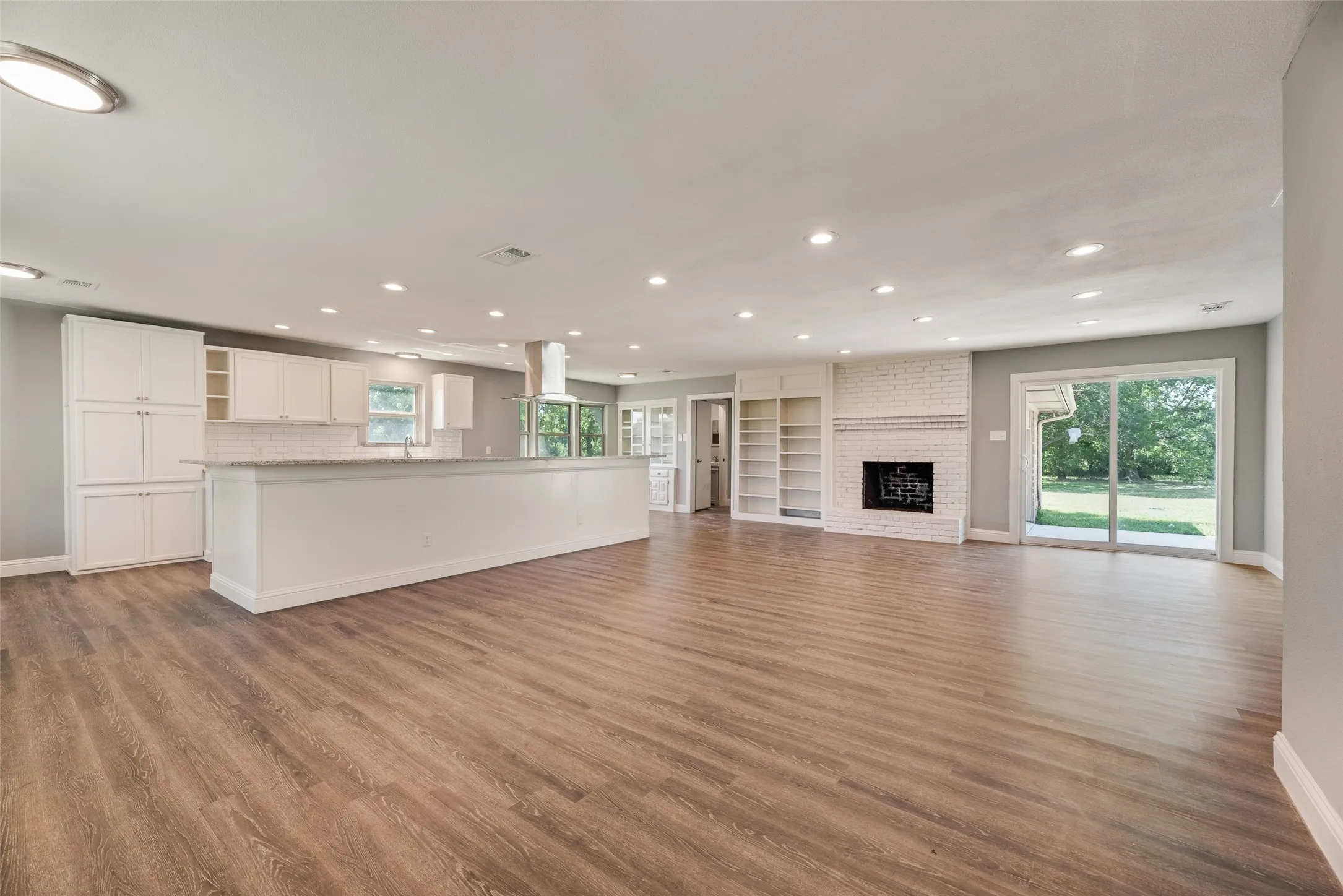 Single Family Residence For Sale in Hunt County , 302 County Road 3320, Greenville, Texas 75402, 3 Bedroom, 2 Bathroom, 2 Garage spaces, 1,670 Sqft, built in 1983, mls#21304279, Real Estate Agent in Greenville, Homes For Sale in Hunt county, Homes For Sale in Greenville, Realtor in Greenville Texas, Real Estate Brokerage Independent Realty Texas, Luminita Cordes Realtor