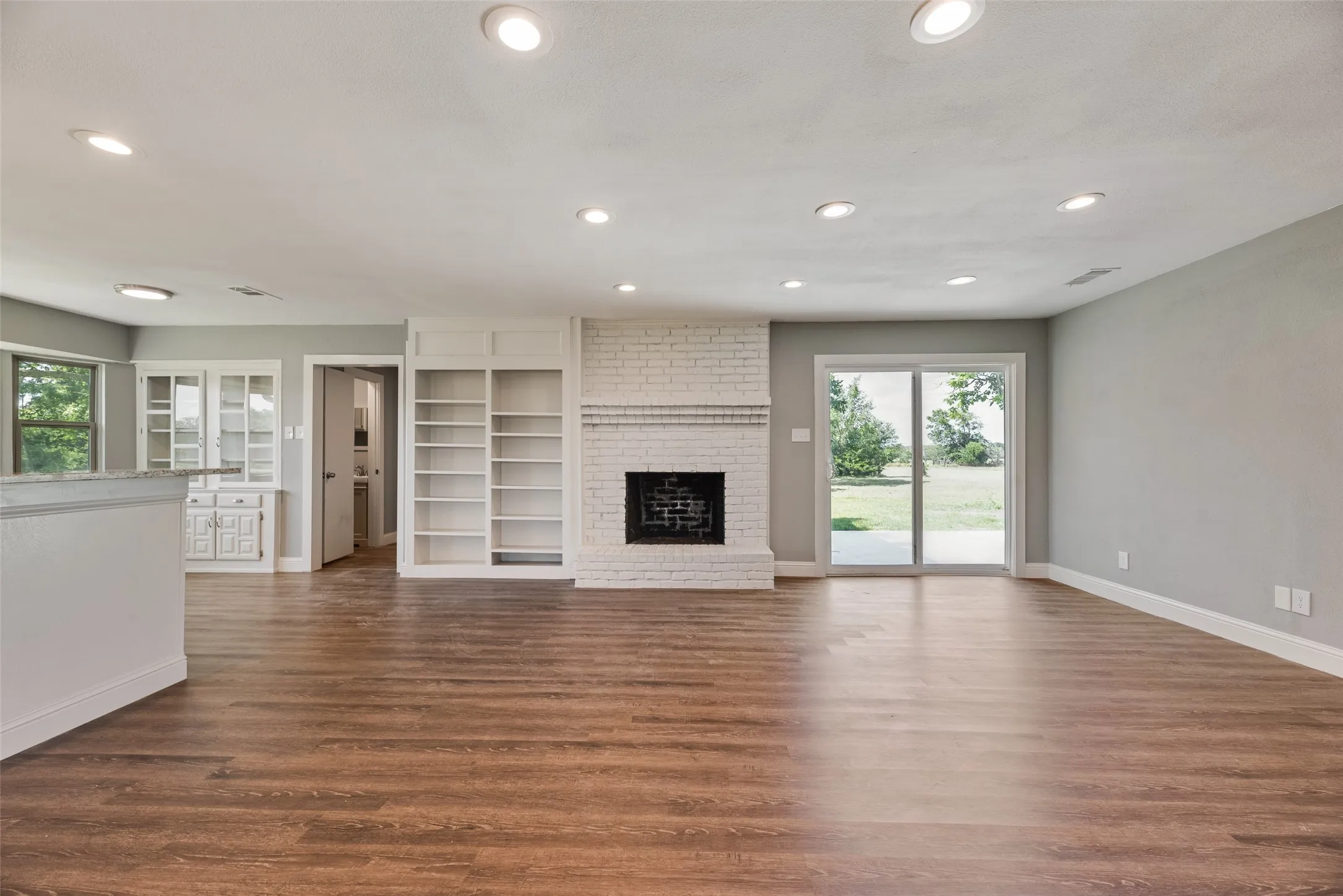 Single Family Residence For Sale in Hunt County , 302 County Road 3320, Greenville, Texas 75402, 3 Bedroom, 2 Bathroom, 2 Garage spaces, 1,670 Sqft, built in 1983, mls#21304279, Real Estate Agent in Greenville, Homes For Sale in Hunt county, Homes For Sale in Greenville, Realtor in Greenville Texas, Real Estate Brokerage Independent Realty Texas, Luminita Cordes Realtor