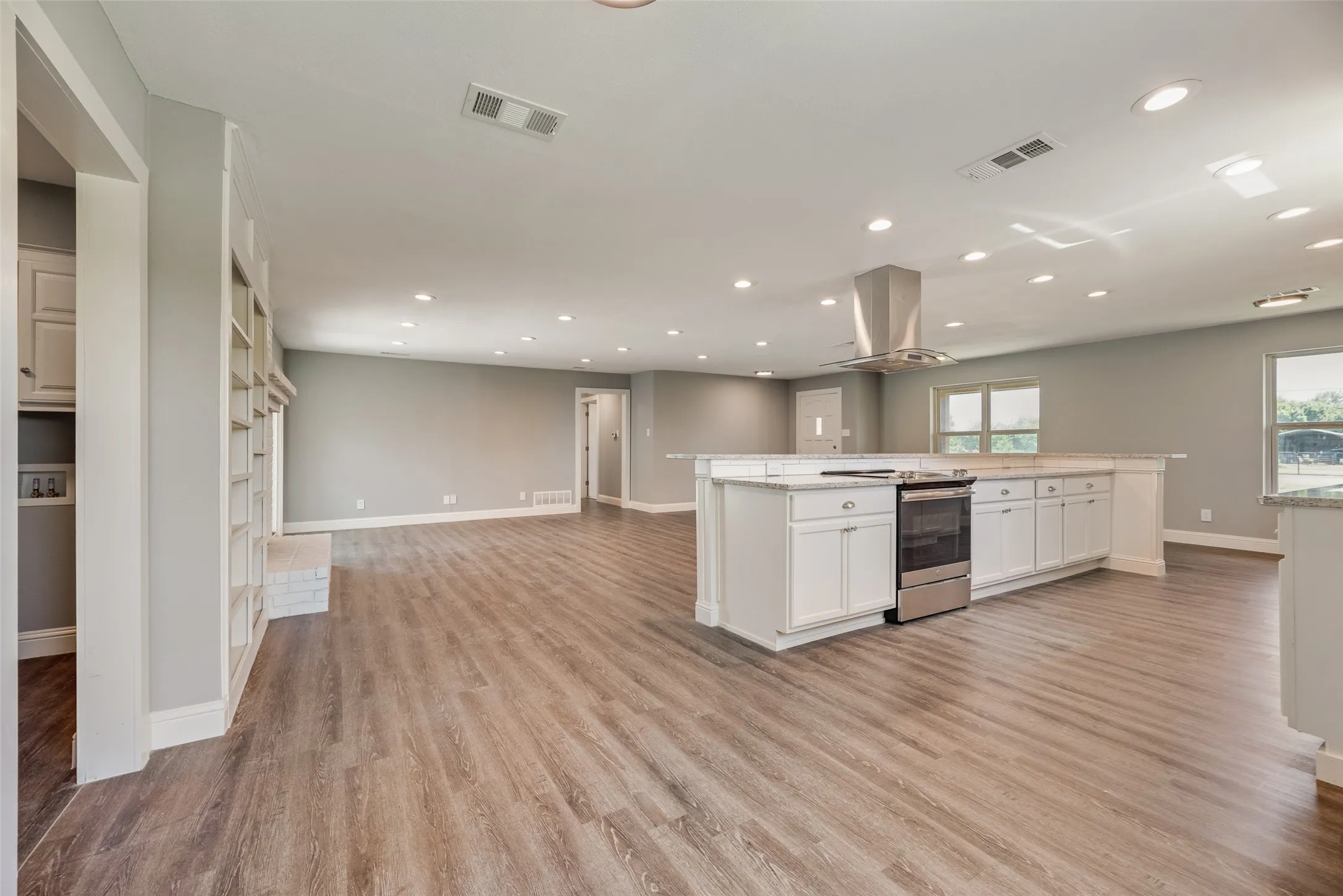 Single Family Residence For Sale in Hunt County , 302 County Road 3320, Greenville, Texas 75402, 3 Bedroom, 2 Bathroom, 2 Garage spaces, 1,670 Sqft, built in 1983, mls#21304279, Real Estate Agent in Greenville, Homes For Sale in Hunt county, Homes For Sale in Greenville, Realtor in Greenville Texas, Real Estate Brokerage Independent Realty Texas, Luminita Cordes Realtor