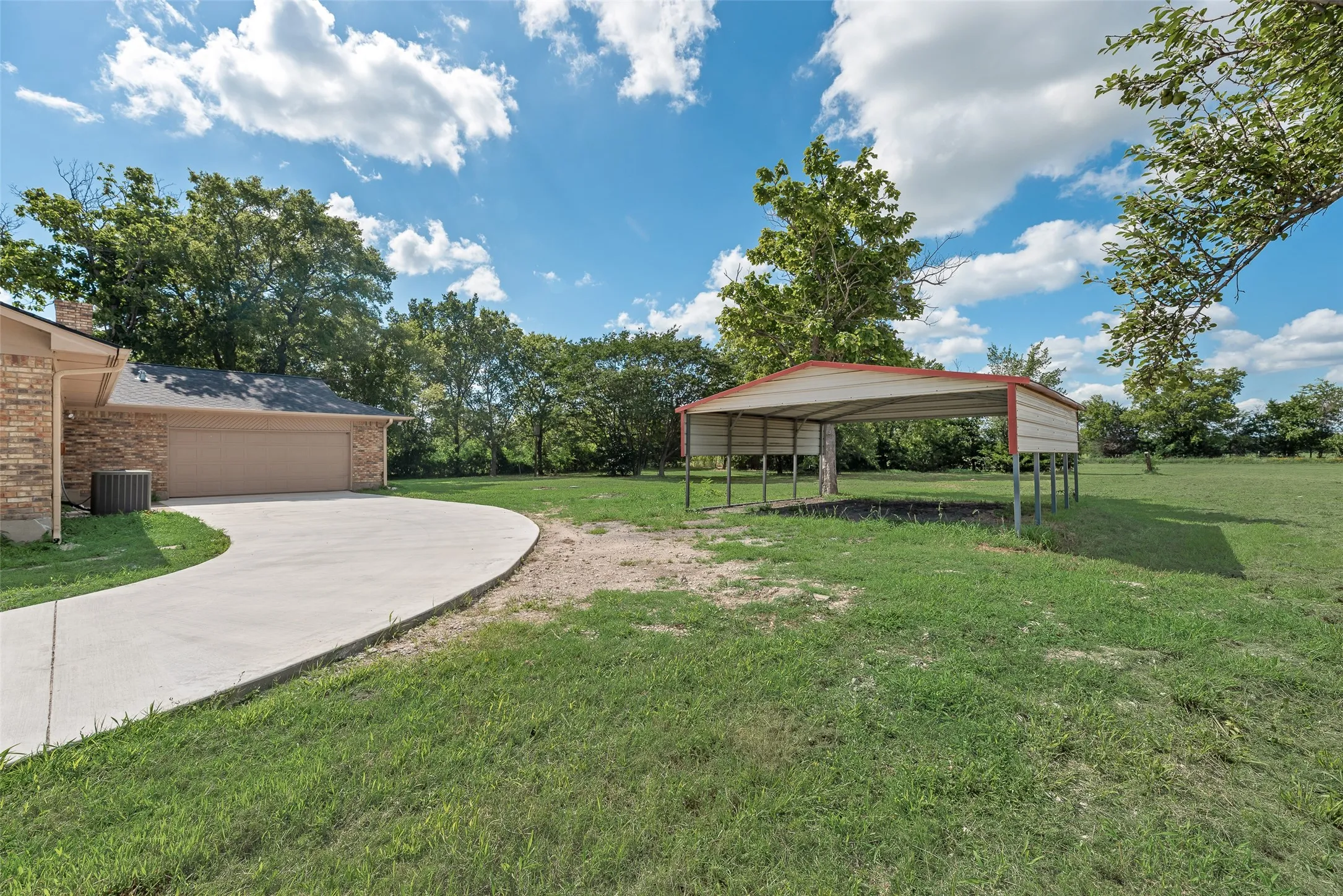 Single Family Residence For Sale in Hunt County , 302 County Road 3320, Greenville, Texas 75402, 3 Bedroom, 2 Bathroom, 2 Garage spaces, 1,670 Sqft, built in 1983, mls#21304279, Real Estate Agent in Greenville, Homes For Sale in Hunt county, Homes For Sale in Greenville, Realtor in Greenville Texas, Real Estate Brokerage Independent Realty Texas, Luminita Cordes Realtor