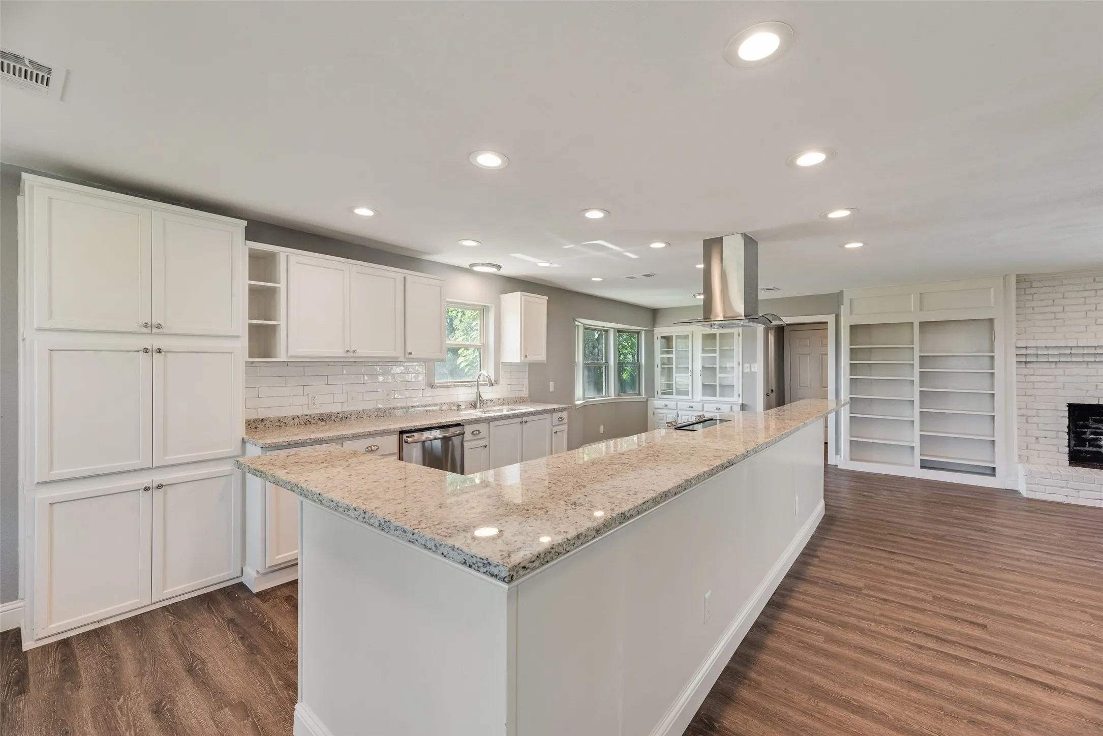 Single Family Residence For Sale in Hunt County , 302 County Road 3320, Greenville, Texas 75402, 3 Bedroom, 2 Bathroom, 2 Garage spaces, 1,670 Sqft, built in 1983, mls#21304279, Real Estate Agent in Greenville, Homes For Sale in Hunt county, Homes For Sale in Greenville, Realtor in Greenville Texas, Real Estate Brokerage Independent Realty Texas, Luminita Cordes Realtor