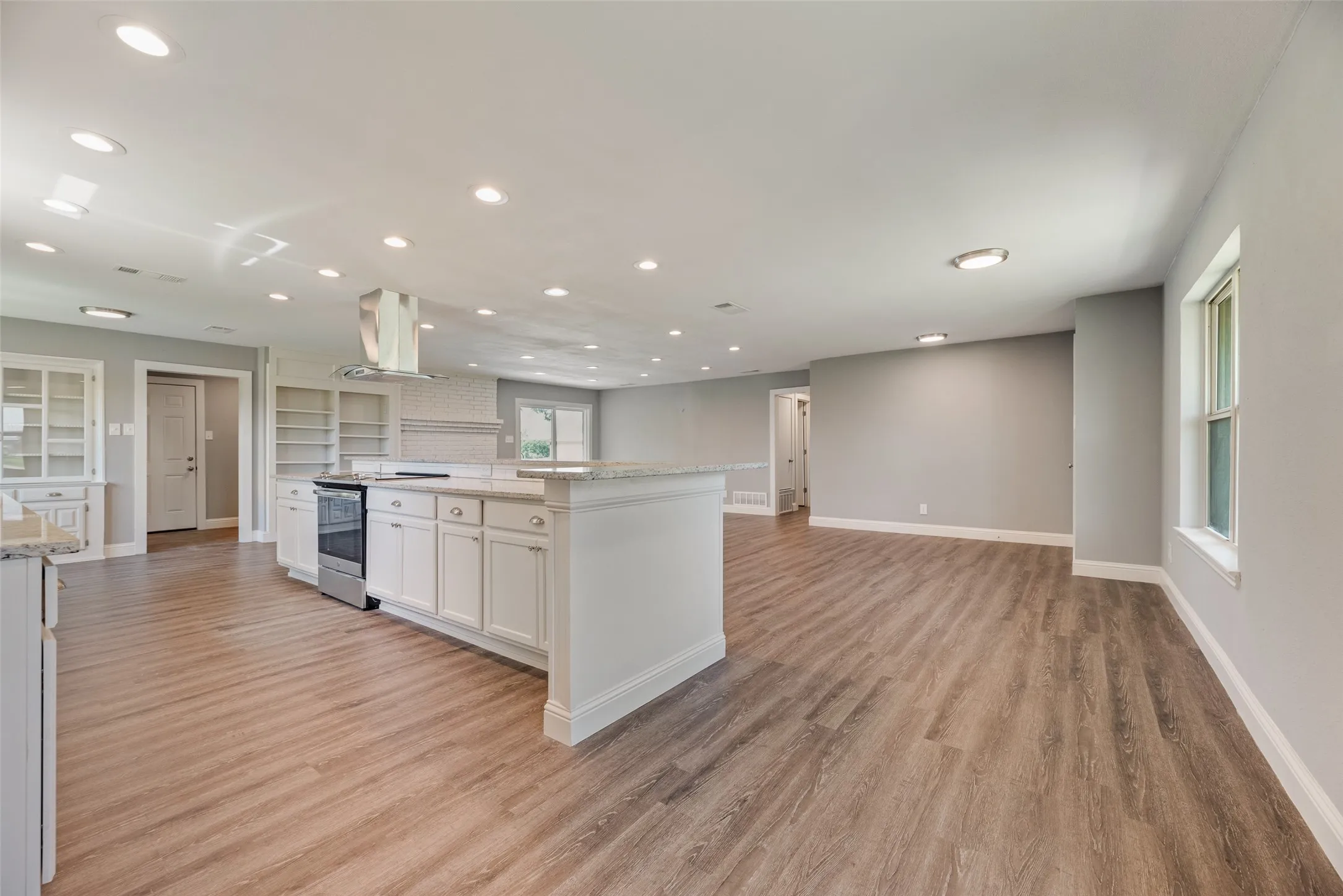 Single Family Residence For Sale in Hunt County , 302 County Road 3320, Greenville, Texas 75402, 3 Bedroom, 2 Bathroom, 2 Garage spaces, 1,670 Sqft, built in 1983, mls#21304279, Real Estate Agent in Greenville, Homes For Sale in Hunt county, Homes For Sale in Greenville, Realtor in Greenville Texas, Real Estate Brokerage Independent Realty Texas, Luminita Cordes Realtor