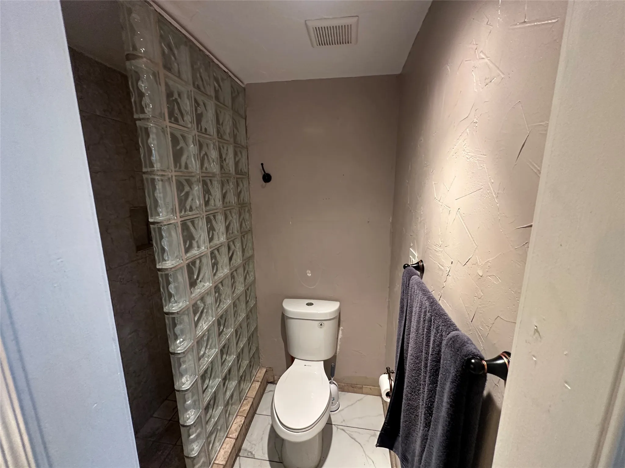 Single Family Residence For Sale in Denton County , 2312 Westbrook Drive, Carrollton, Texas 75007, 3 Bedrooms, 2 Bathrooms, 2 Garage spaces, 1,795 Sqft, built in 1978, Price $385,000, mls#21269111, Real Estate Agent in Carrollton, Homes For Sale in Denton county, Homes For Sale in Carrollton, Realtor in Carrollton Texas, Real Estate Brokerage Independent Realty Texas, Luminita Cordes Realtor