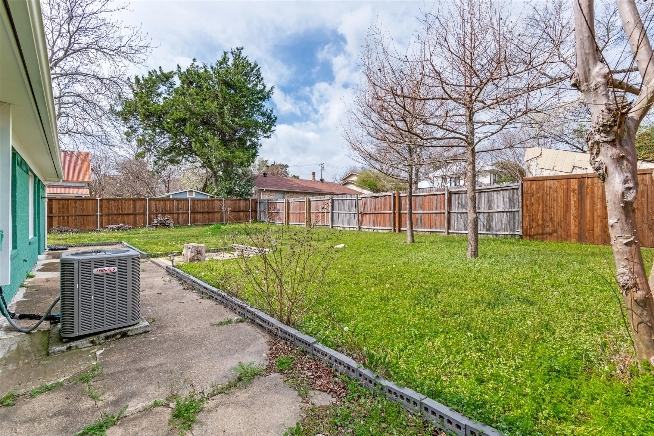 Single Family Residence For Sale in Rockwall County , 505 Storrs Street, Rockwall, Texas 75087, 3 Bedroom, 2 Bathroom, 2 Garage spaces, 1,097 Sqft, built in 1985, mls#21302701, Real Estate Agent in Rockwall, Homes For Sale in Rockwall county, Homes For Sale in Rockwall, Realtor in Rockwall Texas, Real Estate Brokerage Independent Realty Texas, Luminita Cordes Realtor