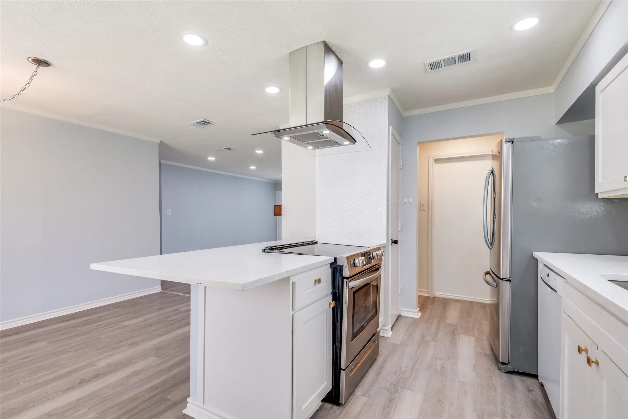 Single Family Residence For Sale in Rockwall County , 505 Storrs Street, Rockwall, Texas 75087, 3 Bedroom, 2 Bathroom, 2 Garage spaces, 1,097 Sqft, built in 1985, mls#21302701, Real Estate Agent in Rockwall, Homes For Sale in Rockwall county, Homes For Sale in Rockwall, Realtor in Rockwall Texas, Real Estate Brokerage Independent Realty Texas, Luminita Cordes Realtor