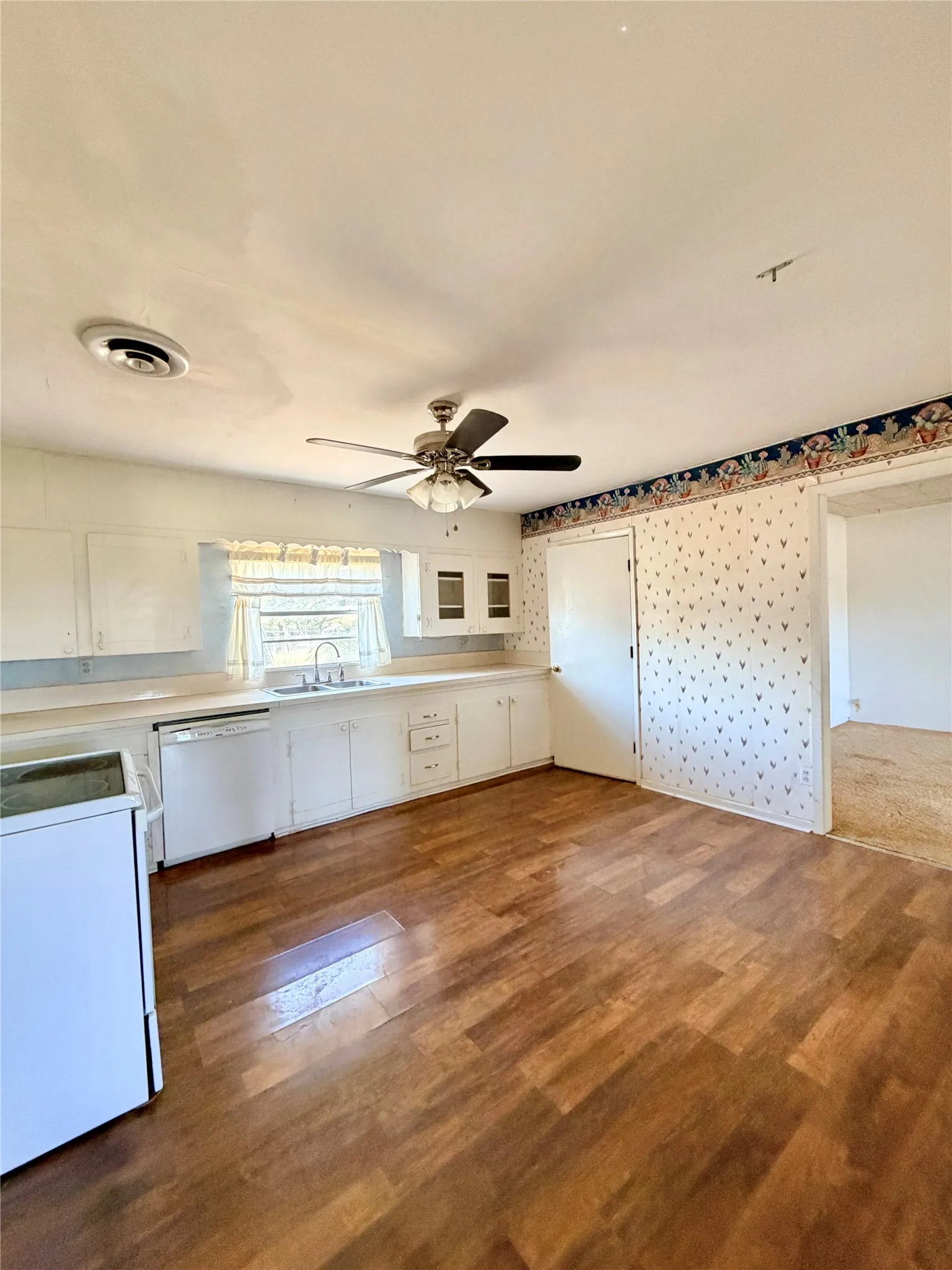 Single Family Residence For Sale in Taylor County , 649 Mccartney Lane, Tye, Texas 79563, 3 Bedroom, 2 Bathroom, Garage spaces, 1,534 Sqft, built in 1960, mls#21303965, Real Estate Agent in Tye, Homes For Sale in Taylor county, Homes For Sale in Tye, Realtor in Tye Texas, Real Estate Brokerage Independent Realty Texas, Luminita Cordes Realtor