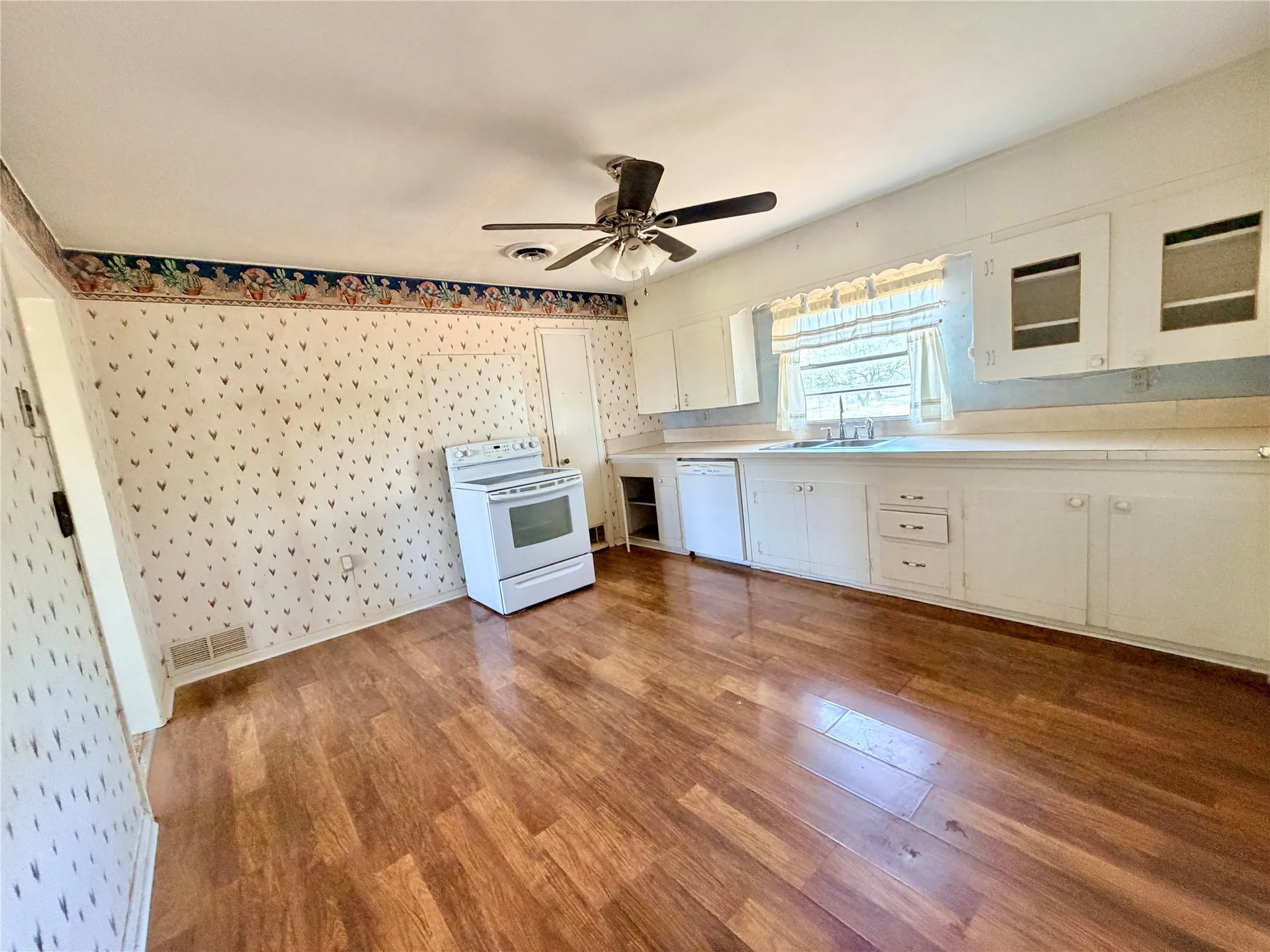 Single Family Residence For Sale in Taylor County , 649 Mccartney Lane, Tye, Texas 79563, 3 Bedroom, 2 Bathroom, Garage spaces, 1,534 Sqft, built in 1960, mls#21303965, Real Estate Agent in Tye, Homes For Sale in Taylor county, Homes For Sale in Tye, Realtor in Tye Texas, Real Estate Brokerage Independent Realty Texas, Luminita Cordes Realtor