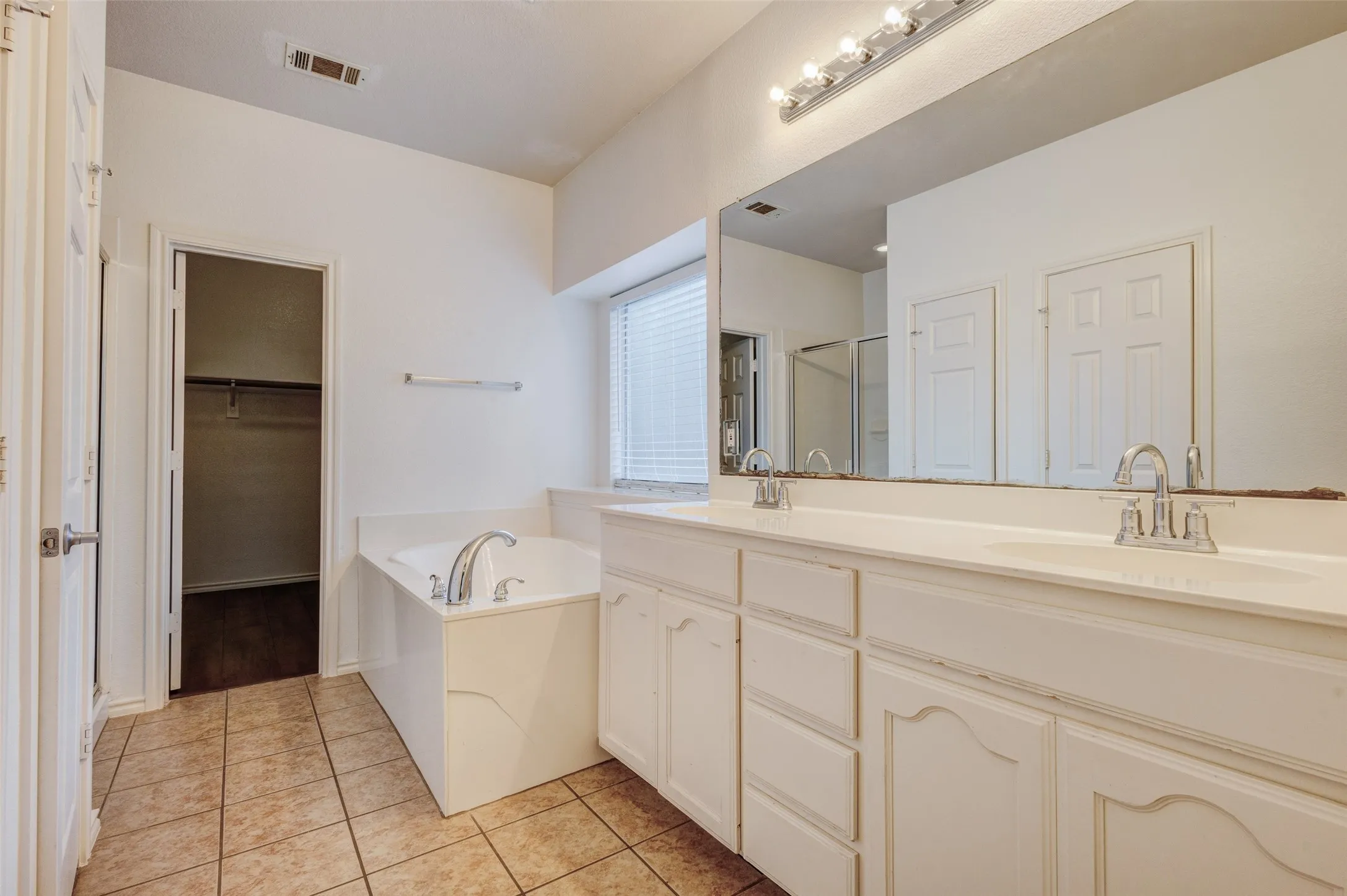 Single Family Residence For Rent in Dallas County , 7048 Summit Parc Drive, Dallas, Texas 75249, 3 Bedroom, 2 Bathroom, 2 Garage spaces, 1,871 Sqft, built in 2005, mls#21304305, Real Estate Agent in Dallas, Homes For Rent in Dallas county, Homes For Rent in Dallas, Realtor in Dallas Texas, Real Estate Brokerage Independent Realty Texas, Luminita Cordes Realtor