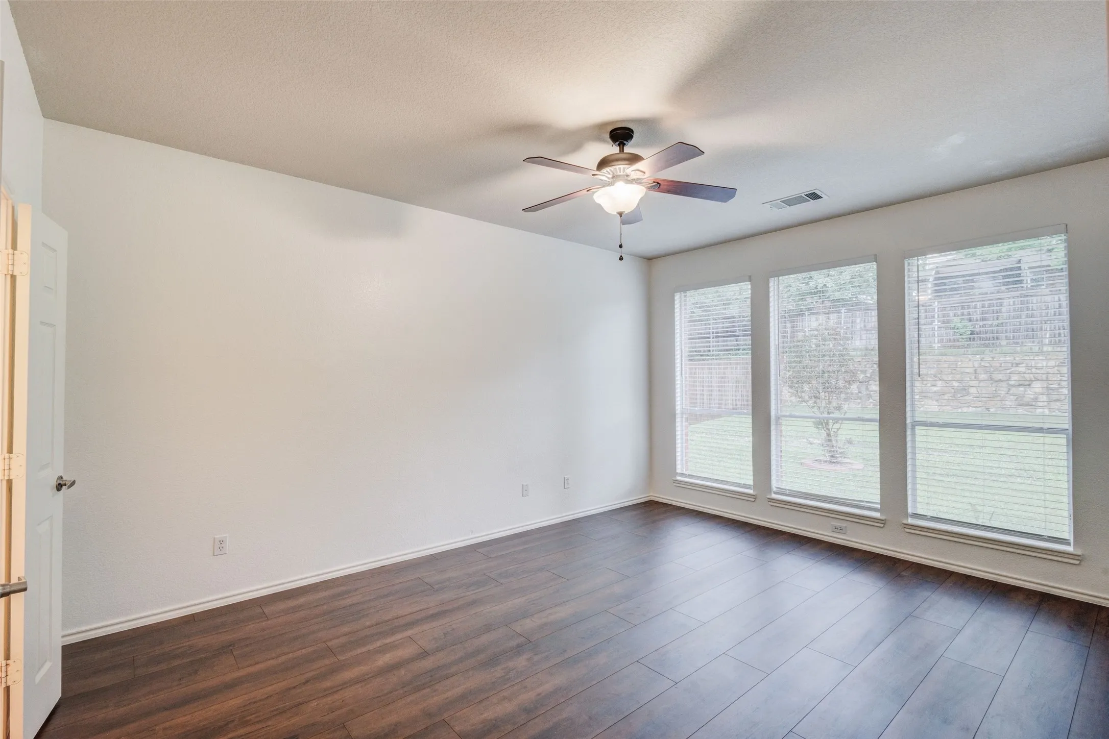 Single Family Residence For Rent in Dallas County , 7048 Summit Parc Drive, Dallas, Texas 75249, 3 Bedroom, 2 Bathroom, 2 Garage spaces, 1,871 Sqft, built in 2005, mls#21304305, Real Estate Agent in Dallas, Homes For Rent in Dallas county, Homes For Rent in Dallas, Realtor in Dallas Texas, Real Estate Brokerage Independent Realty Texas, Luminita Cordes Realtor