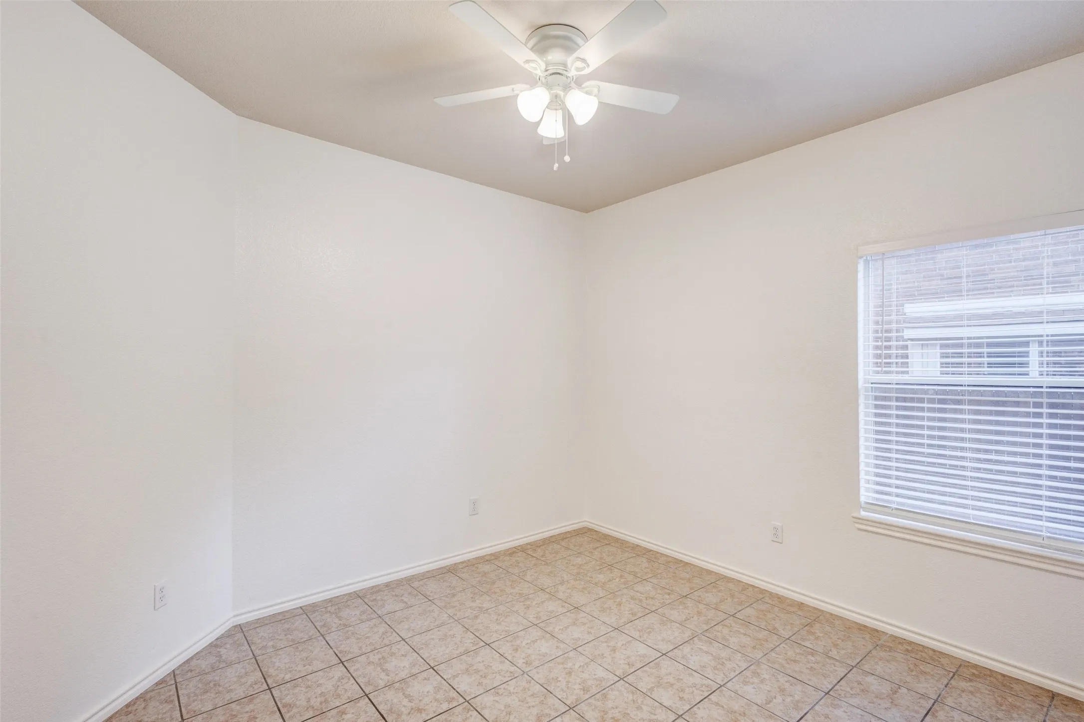 Single Family Residence For Rent in Dallas County , 7048 Summit Parc Drive, Dallas, Texas 75249, 3 Bedroom, 2 Bathroom, 2 Garage spaces, 1,871 Sqft, built in 2005, mls#21304305, Real Estate Agent in Dallas, Homes For Rent in Dallas county, Homes For Rent in Dallas, Realtor in Dallas Texas, Real Estate Brokerage Independent Realty Texas, Luminita Cordes Realtor