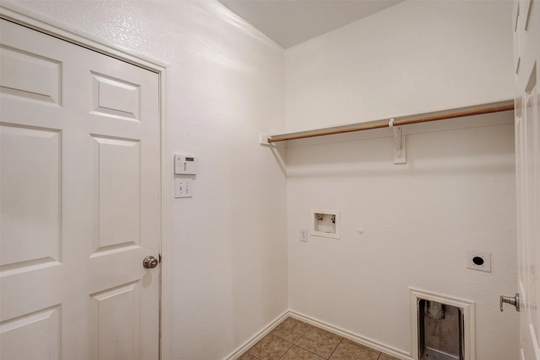Single Family Residence For Rent in Dallas County , 7048 Summit Parc Drive, Dallas, Texas 75249, 3 Bedroom, 2 Bathroom, 2 Garage spaces, 1,871 Sqft, built in 2005, mls#21304305, Real Estate Agent in Dallas, Homes For Rent in Dallas county, Homes For Rent in Dallas, Realtor in Dallas Texas, Real Estate Brokerage Independent Realty Texas, Luminita Cordes Realtor