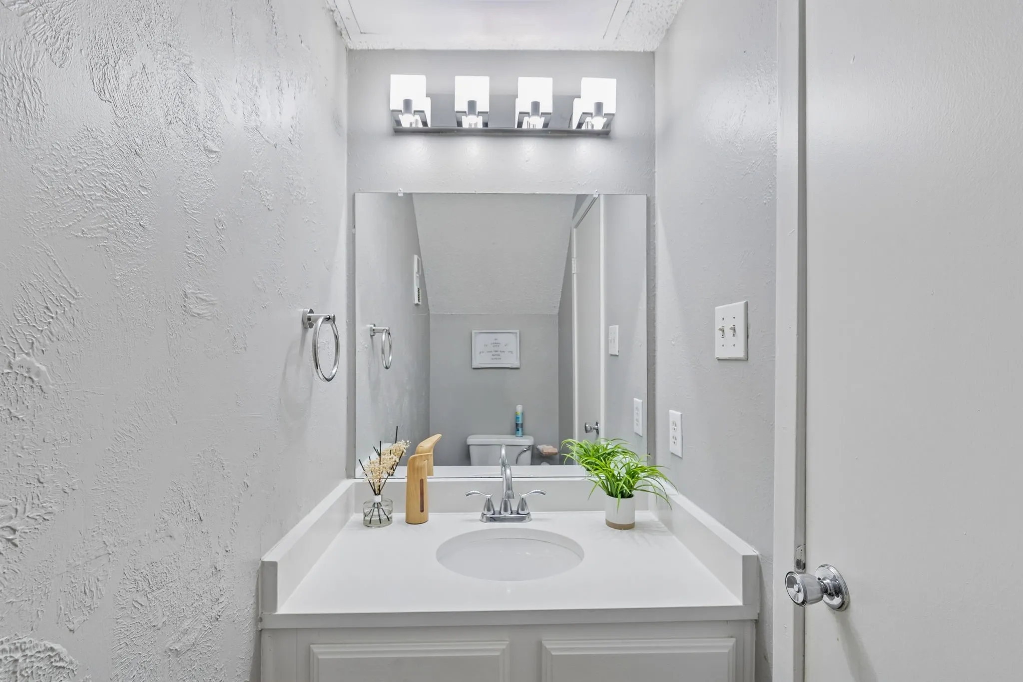 Condominium For Rent in Dallas County , 4236 Cuesta Drive, Irving, Texas 75038, 2 Bedroom, 3 Bathroom, 1 Garage spaces, 1,400 Sqft, built in 1981, mls#21302787, Real Estate Agent in Irving, Homes For Rent in Dallas county, Homes For Rent in Irving, Realtor in Irving Texas, Real Estate Brokerage Independent Realty Texas, Luminita Cordes Realtor