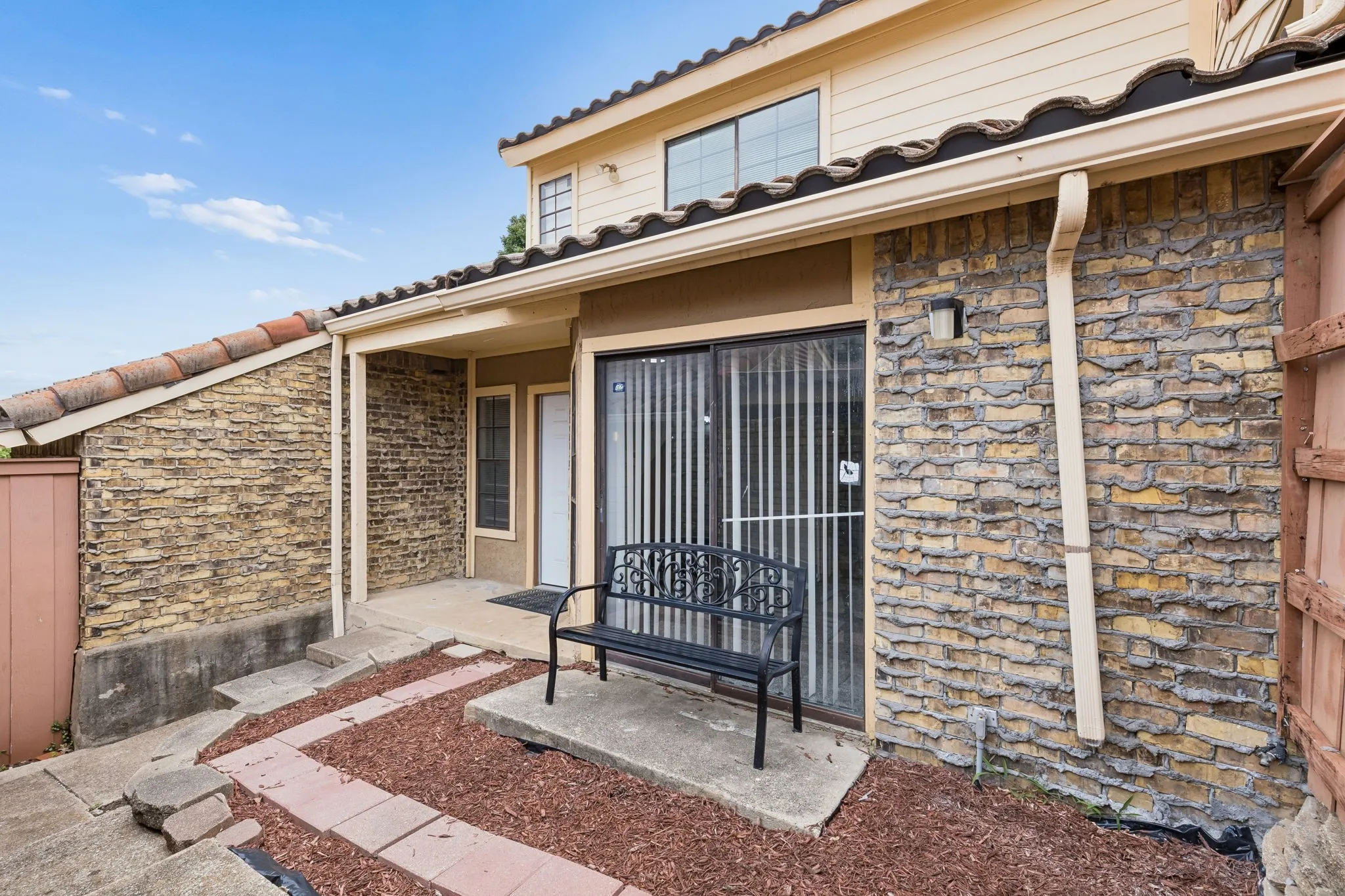 Condominium For Rent in Dallas County , 4236 Cuesta Drive, Irving, Texas 75038, 2 Bedroom, 3 Bathroom, 1 Garage spaces, 1,400 Sqft, built in 1981, mls#21302787, Real Estate Agent in Irving, Homes For Rent in Dallas county, Homes For Rent in Irving, Realtor in Irving Texas, Real Estate Brokerage Independent Realty Texas, Luminita Cordes Realtor