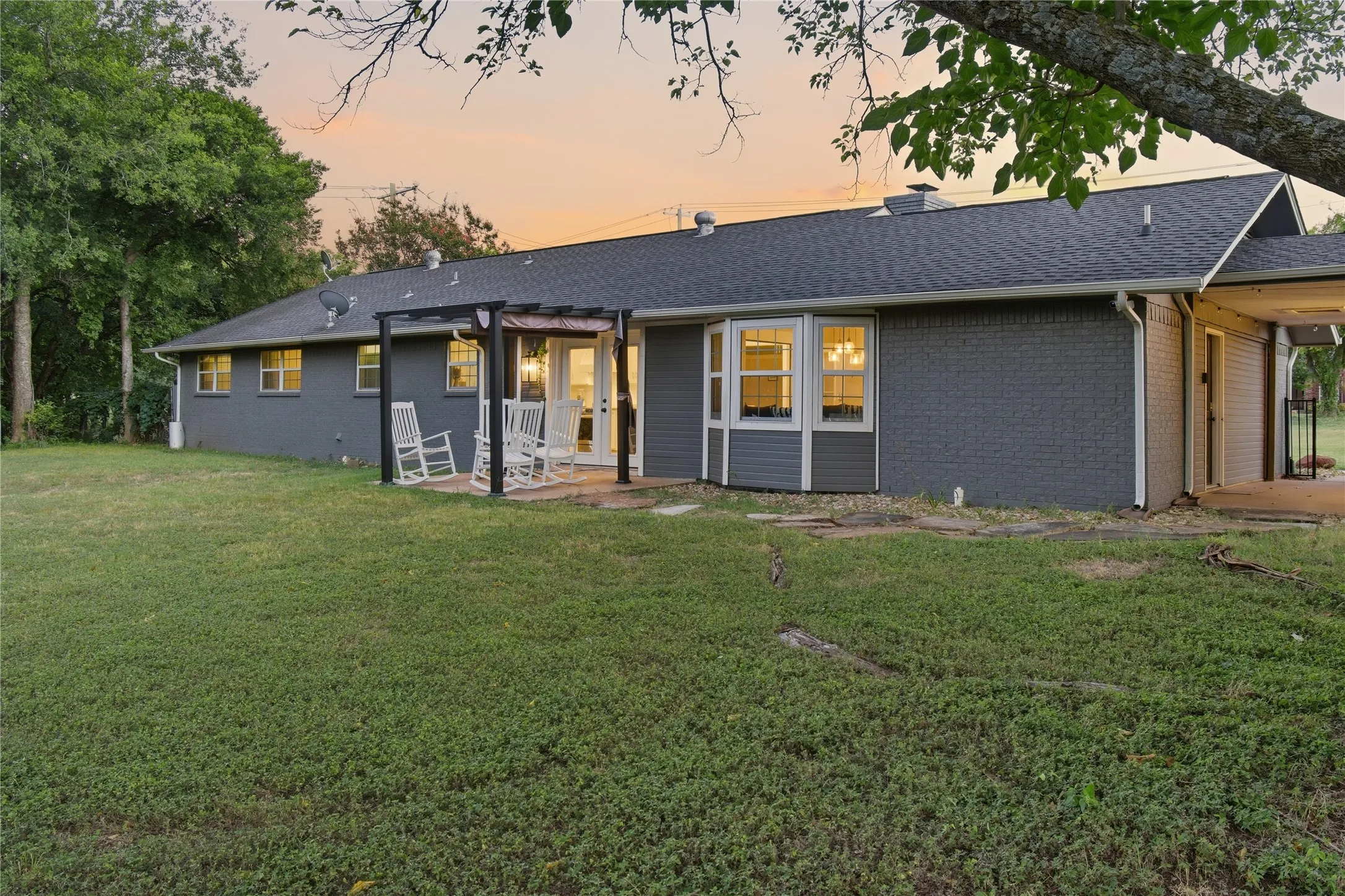Single Family Residence For Sale in Ellis County , 1211 Mcalpin Road, Midlothian, Texas 76065, 4 Bedroom, 3 Bathroom, 2 Garage spaces, 2,104 Sqft, built in 1983, mls#21303667, Real Estate Agent in Midlothian, Homes For Sale in Ellis county, Homes For Sale in Midlothian, Realtor in Midlothian Texas, Real Estate Brokerage Independent Realty Texas, Luminita Cordes Realtor