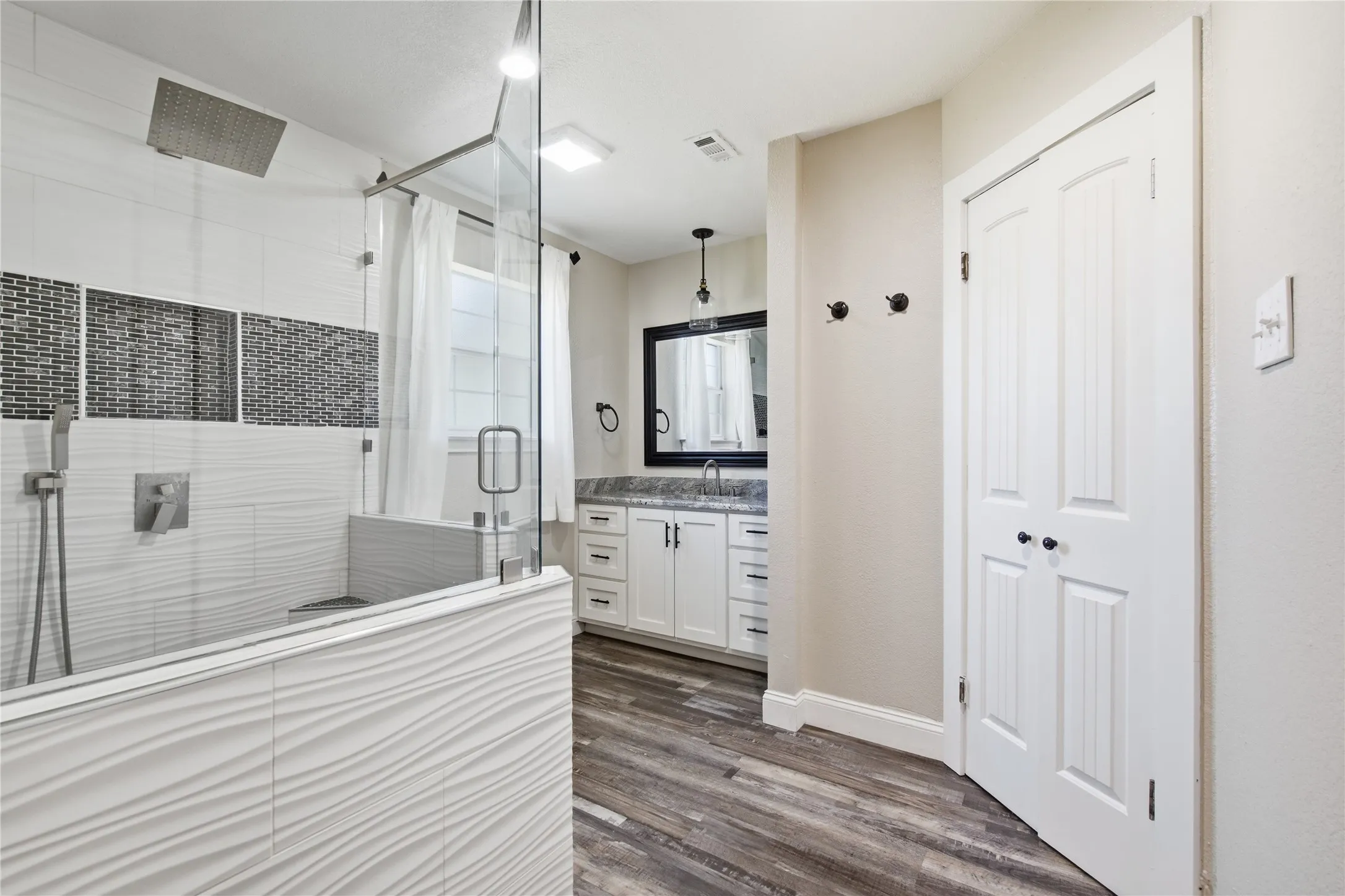 Single Family Residence For Sale in Ellis County , 1211 Mcalpin Road, Midlothian, Texas 76065, 4 Bedroom, 3 Bathroom, 2 Garage spaces, 2,104 Sqft, built in 1983, mls#21303667, Real Estate Agent in Midlothian, Homes For Sale in Ellis county, Homes For Sale in Midlothian, Realtor in Midlothian Texas, Real Estate Brokerage Independent Realty Texas, Luminita Cordes Realtor