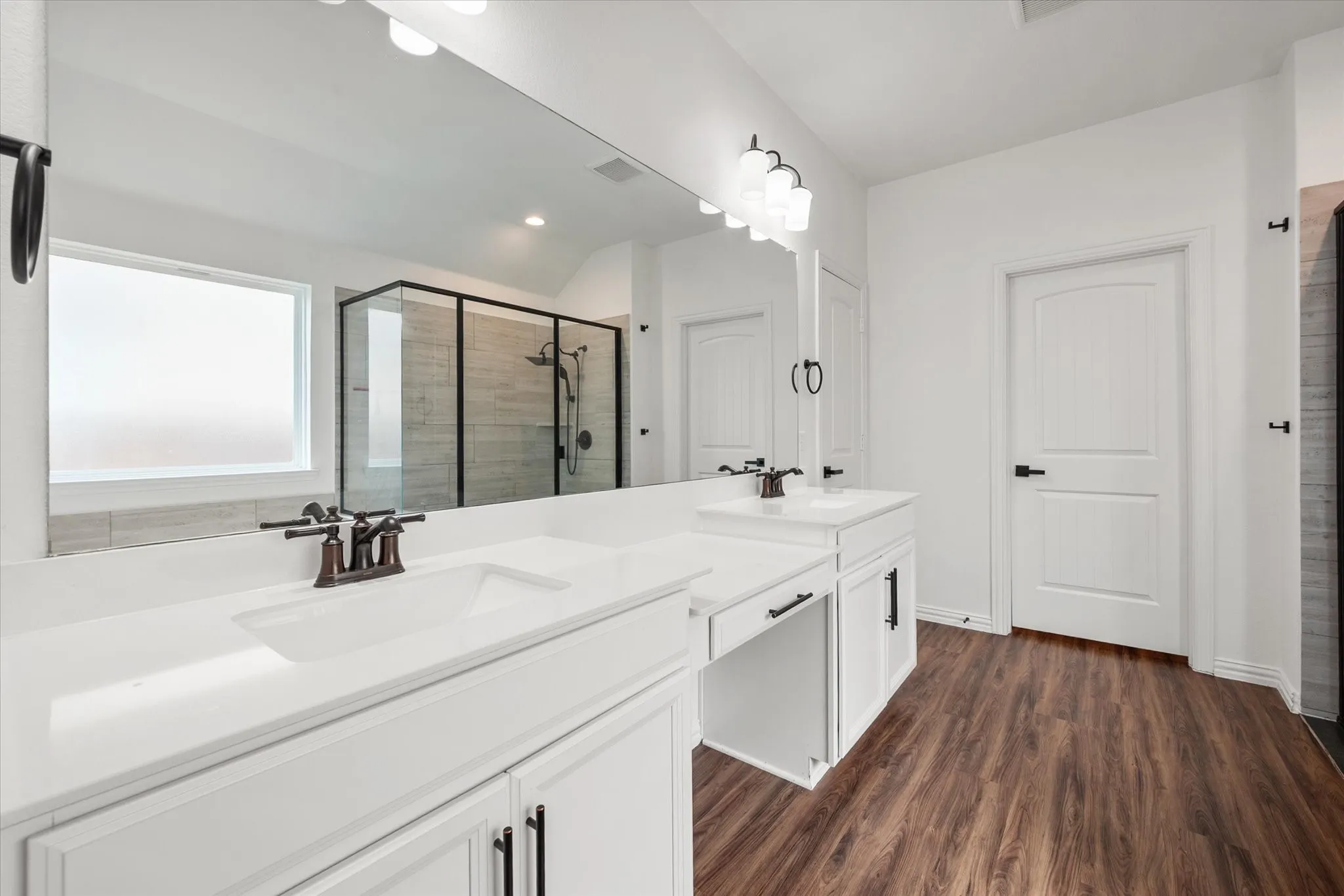 Ensuite primary bath with double sinks