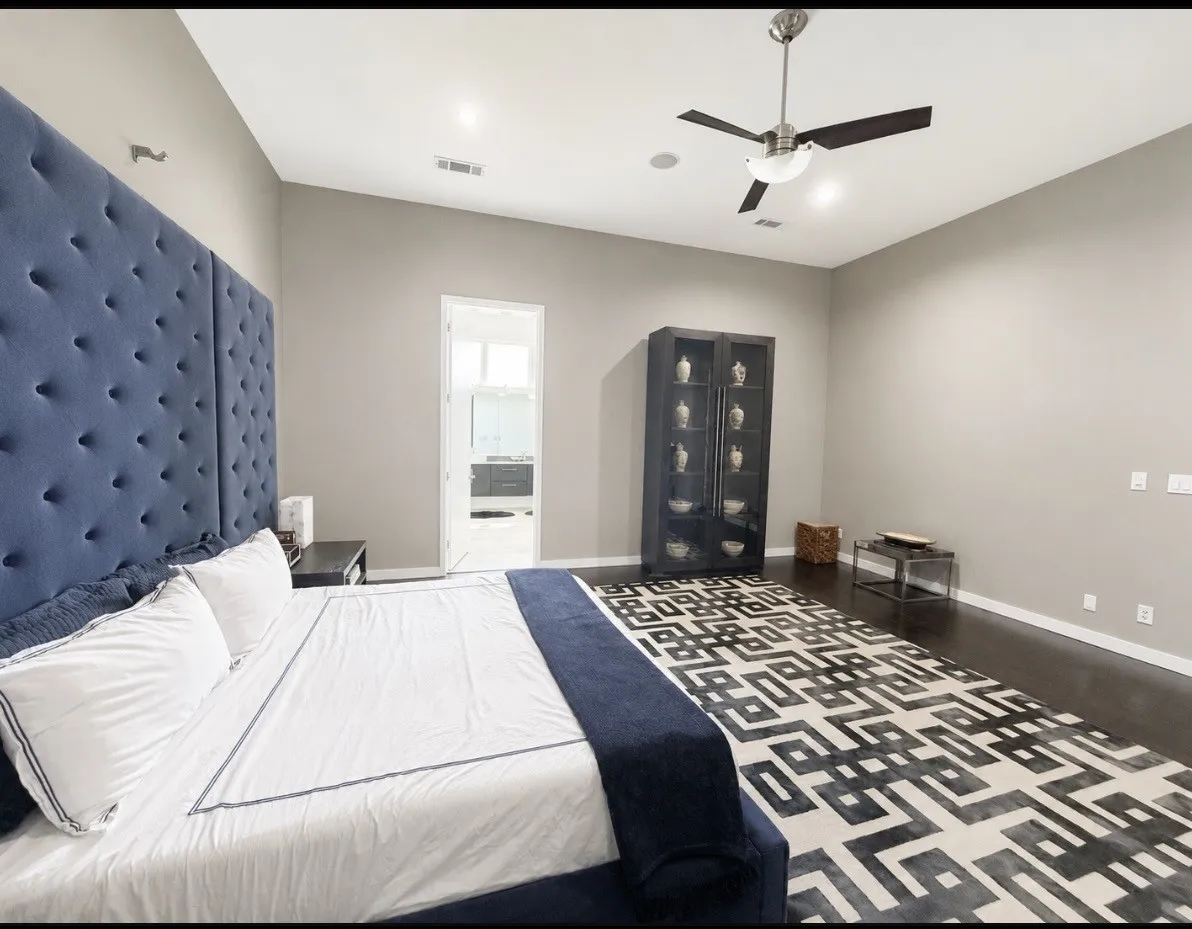 Vaulted ceiling with recessed lighting and a ceiling fan